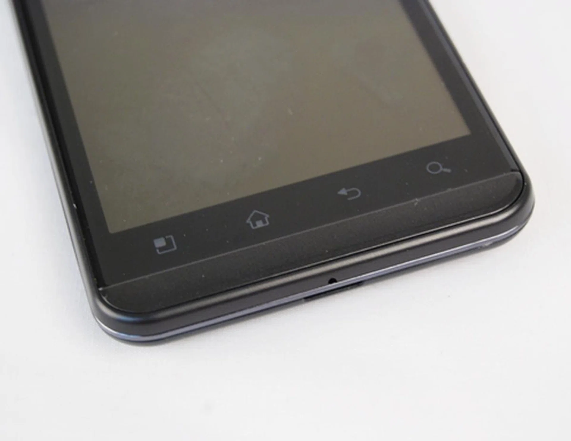 Four capacitive buttons line the bottom. These are the usual suspects, and are normally found on Android phones (albeit in different sequence). From left to right: Settings, Home, Back and Search functions.