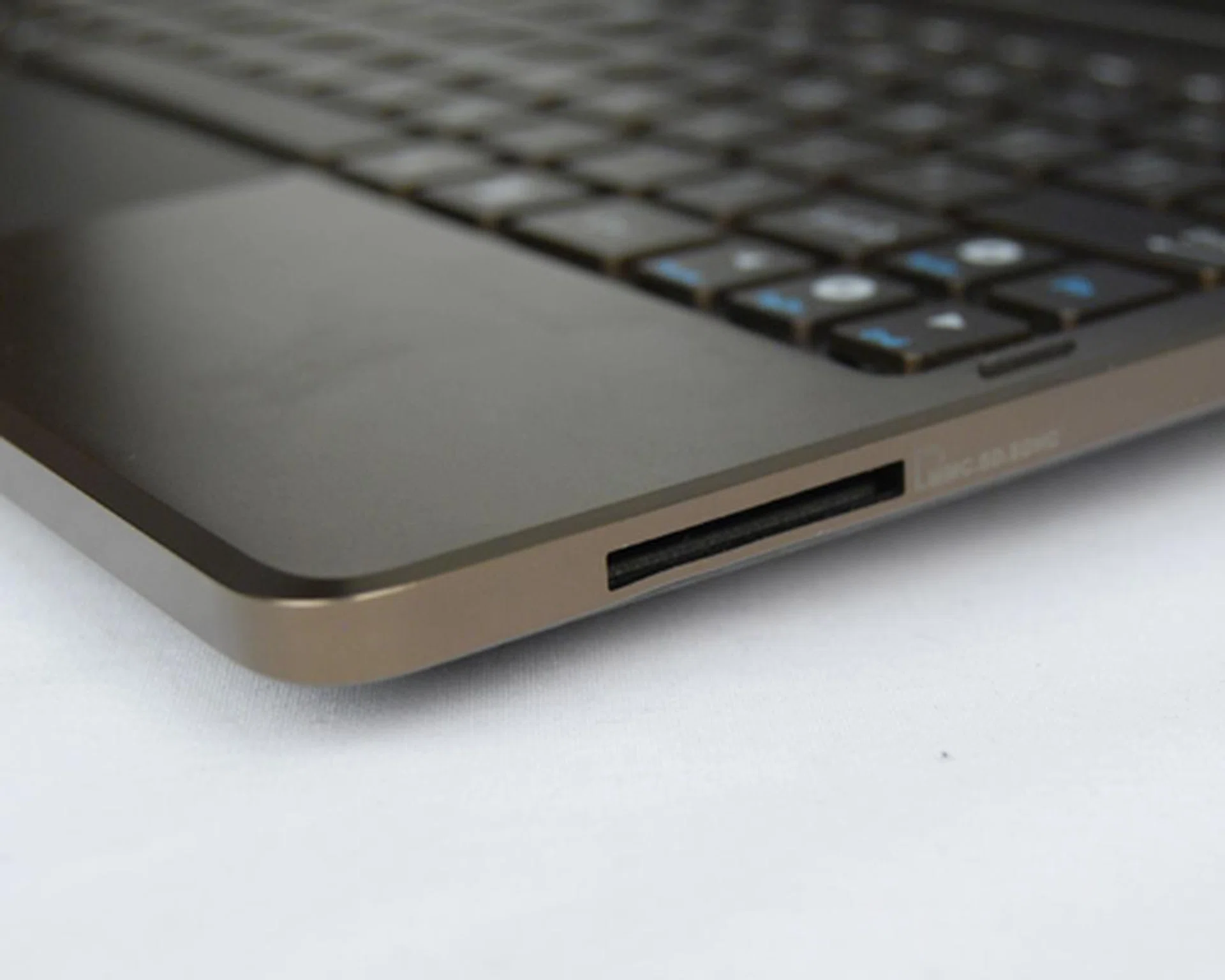 Besides the microSD slot on the tablet, you can also further expand the storage capacity with the SD card slot on the keyboard dock.