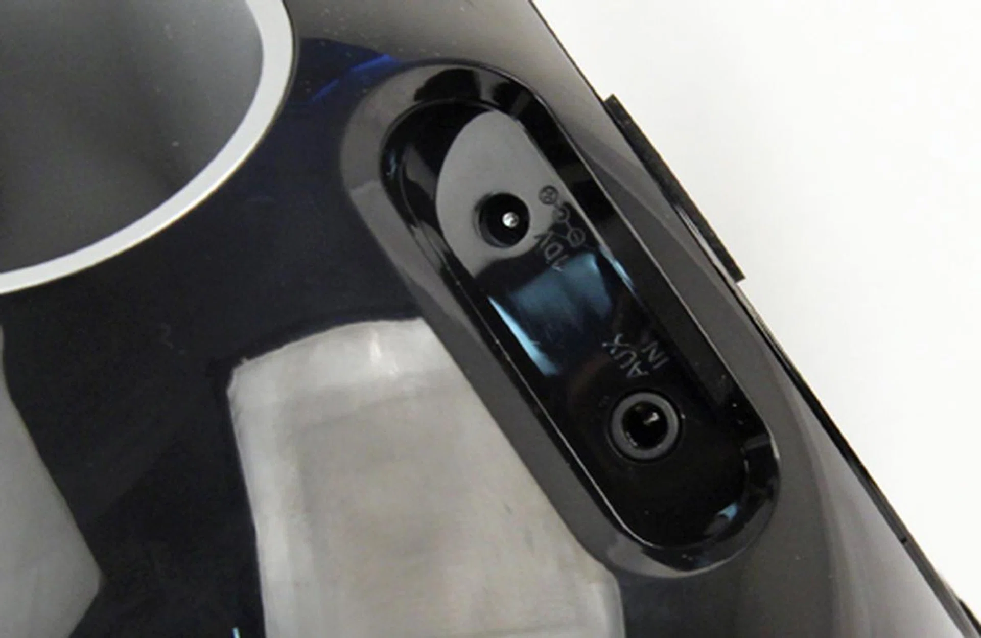 At the back of the device you will find the 3.5mm audio jack and the port for the power adapter. Do note that the DS3205 can operate without the need to be plugged in to a power socket with the help of four AA batteries.