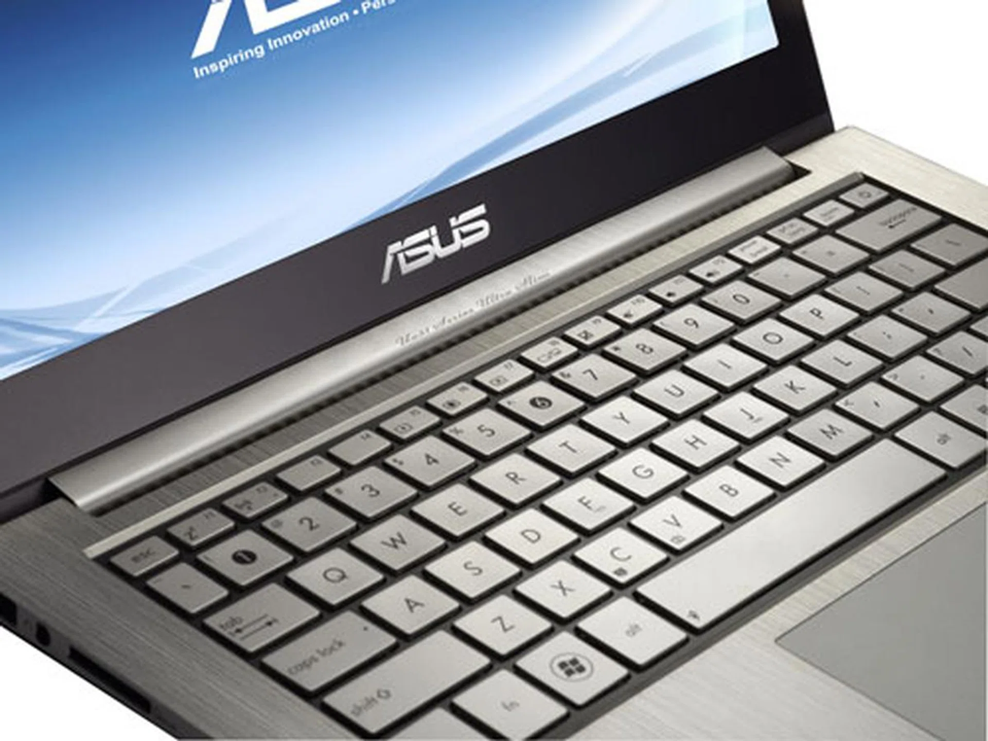 The interior of the UX31 features magnesium alloy, as well as aluminum alloy which gives it an interesting contrast. 