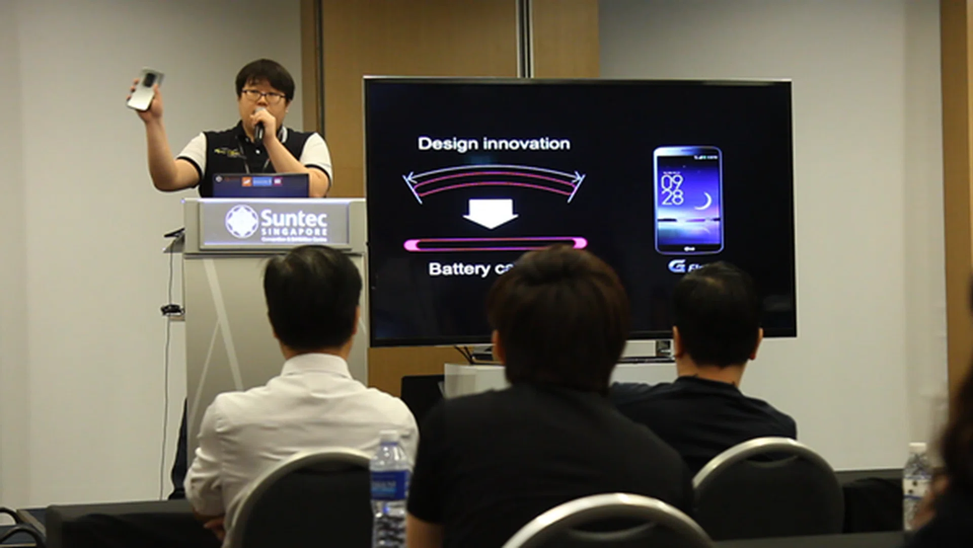 LG's Marketing Manager Hwang Bang Youn explained the philosophy behind designing the G Flex smartphone.