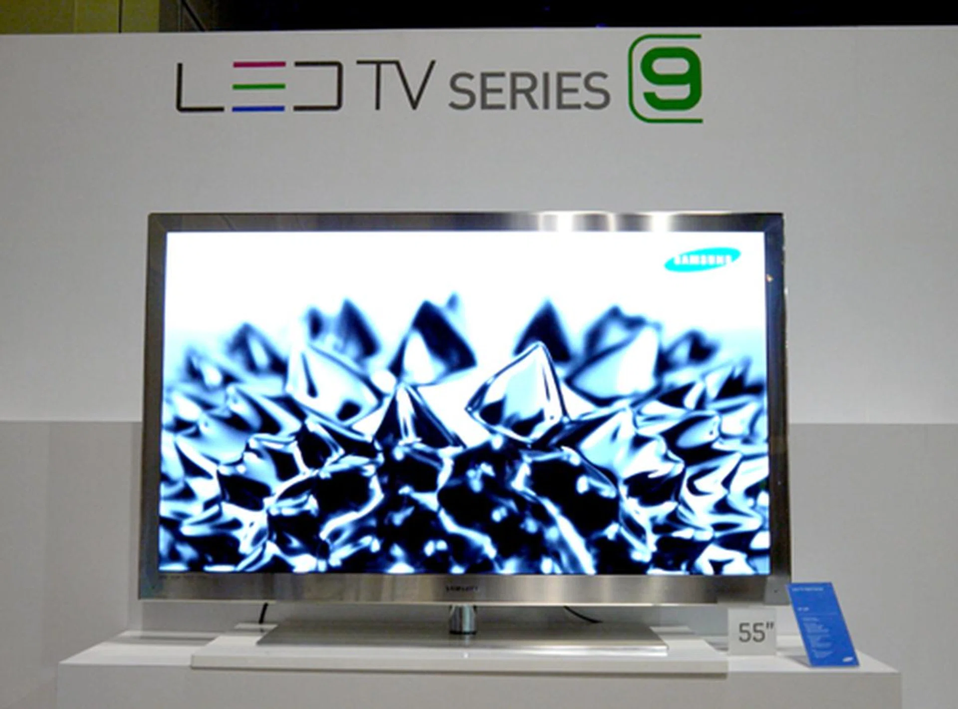 Here's the star of the show - Samsung's flagship LED 9000 series. Besides its 3D HyperReal Engine, the uber-slim LED 9000 will feature Samsung's Brushed Titanium Cyrstal design which boasts of chrome finishes. Expect Edge LED backlights with local dimming and a built-in tuner as well.