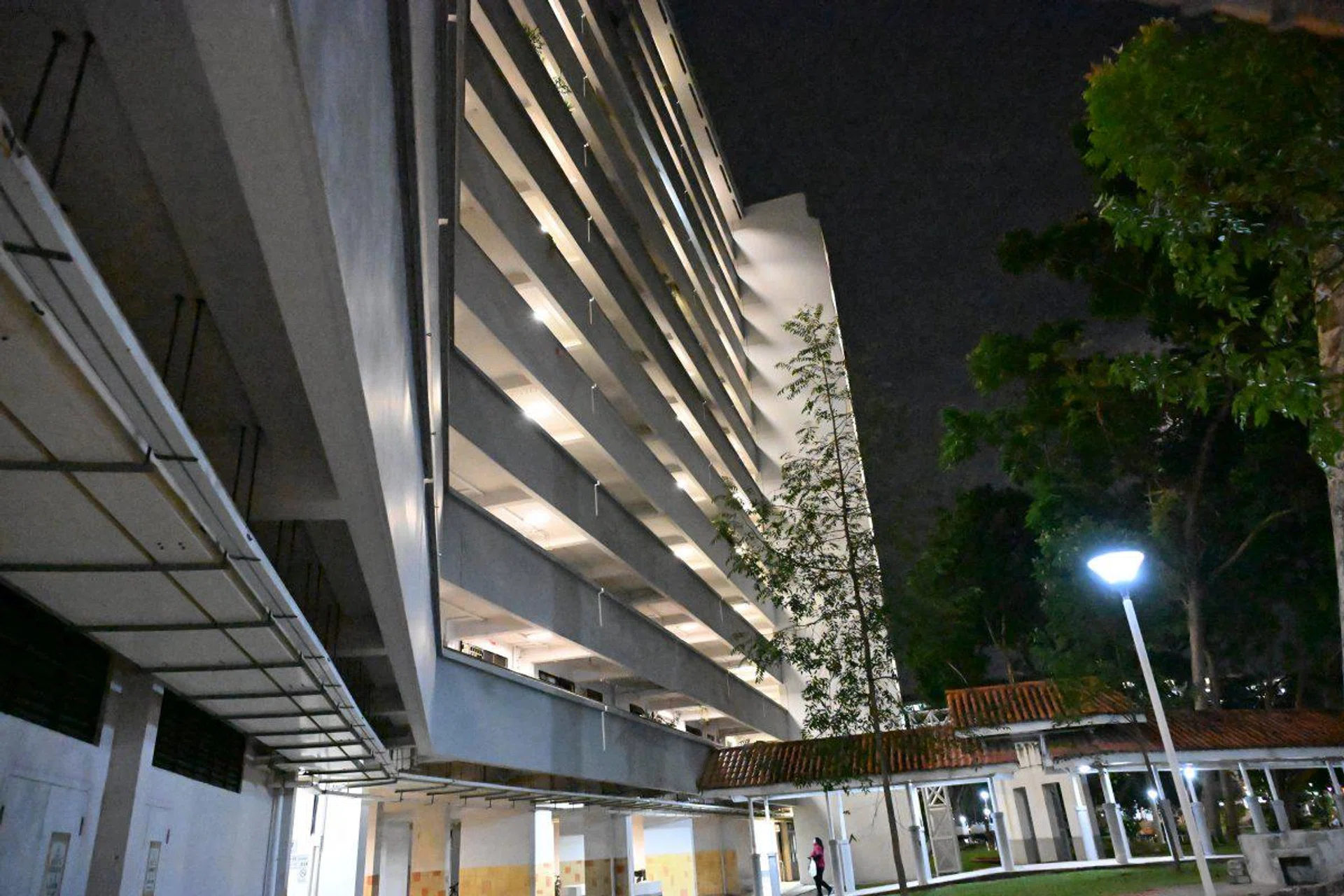 Shooting info: 24mm at f/4, 1/160s, ISO 64000. Image Source: HWZ