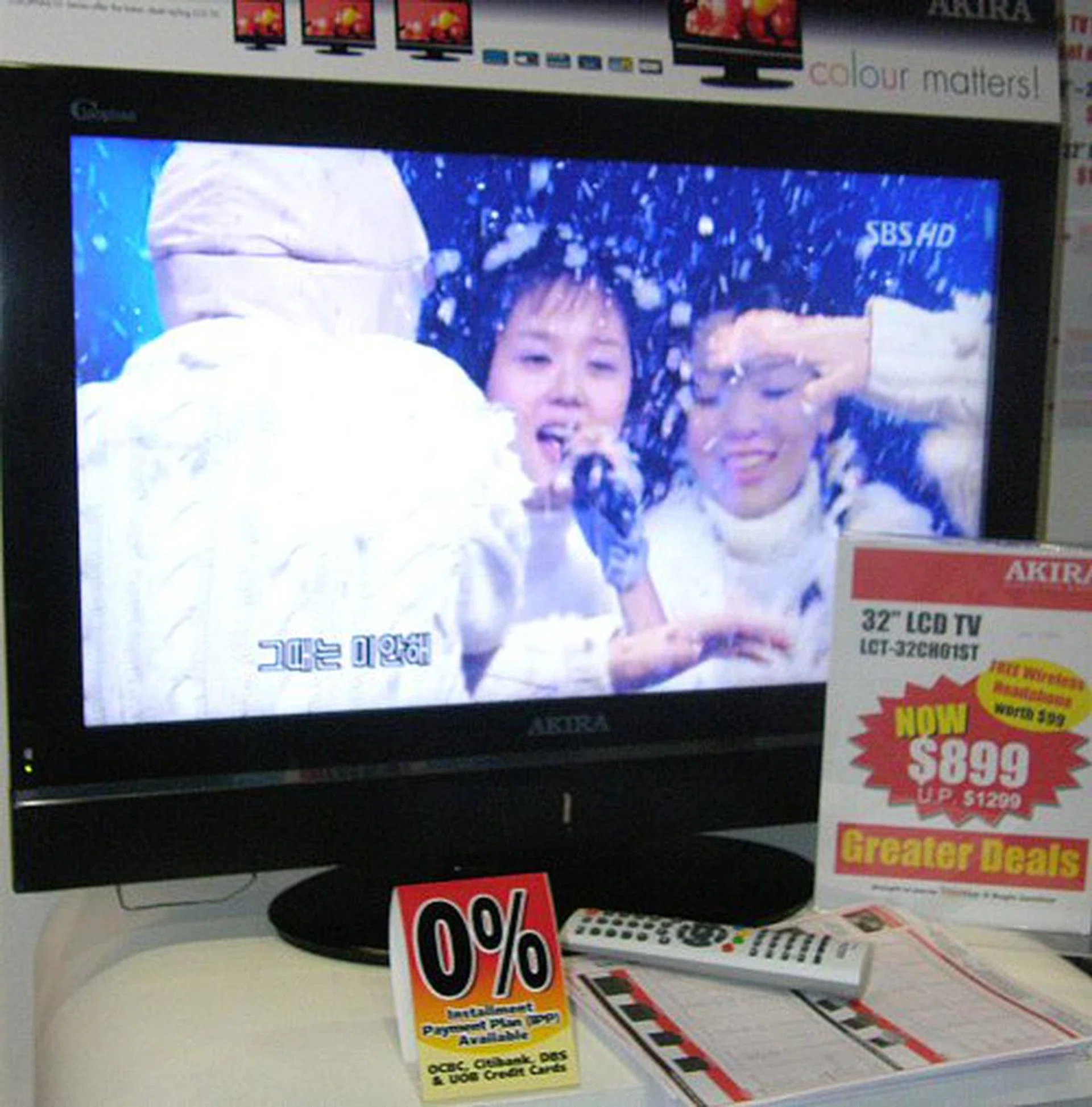  Akira LCT-32CH01ST was seen at the show as one of their best buy LCD TVs going for only S$899 with a free pair of wireless headphones valued at S$99. The LCD TV has HDMI input, 1366x768 resolution and a 500-nits brightness rating.  