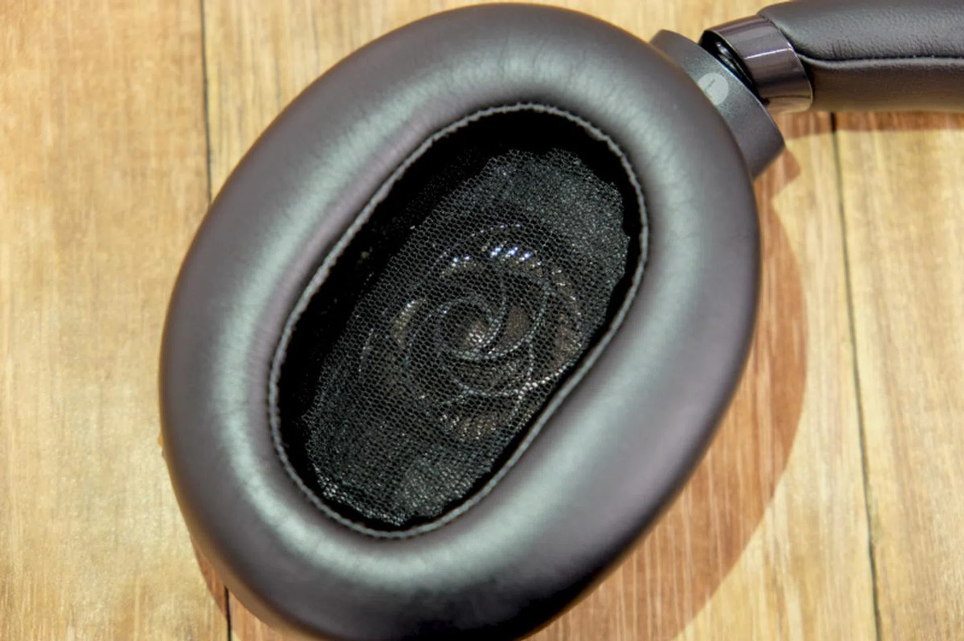 Notice the grille pattern over the driver? It is claimed to help with more accurate production of treble.