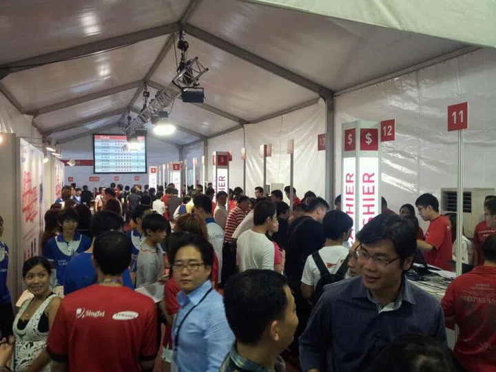 Singtel will have more than 4000 customers over the two days, with appointment bookings available for customers. But for now, the queuing continues; good news is, over 400 lucky Note II owners were attended to over a 2-hour period. (Source: Singtel)