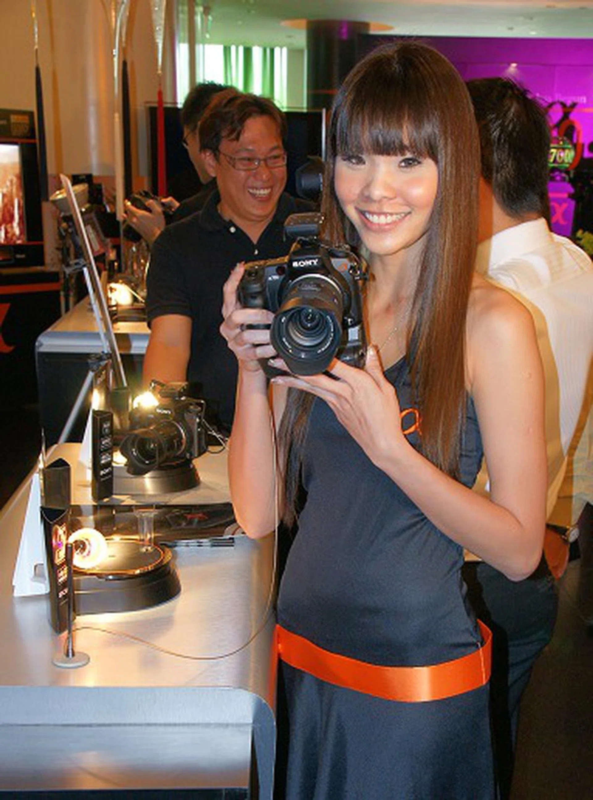  A model demonstrating that even ladies can handle the camera with grace. The main body is just shy of 700 grams, which is quite reasonable for a fairly powerful camera.  