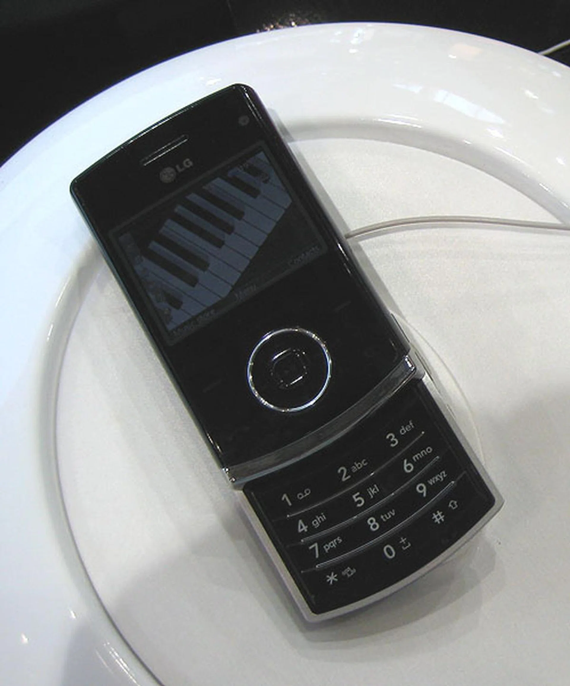  Available only in Europe currently, the LG KU580's 2.0-inch LCD is oriented in landscape mode with touch sensitive keys with navigation backlights. There's a 2.0-megapixel camera and supports Bluetooth 2.0 and GPRS.  