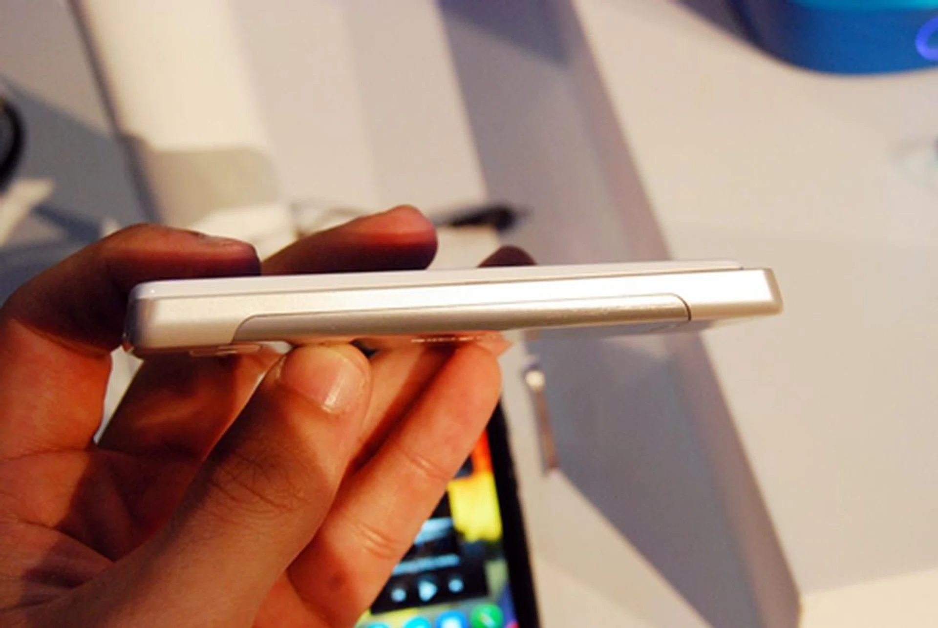 Weighing just 96g and measuring 9.7mm thin, the Nokia 700 is indeed one of the most compact phones around. 