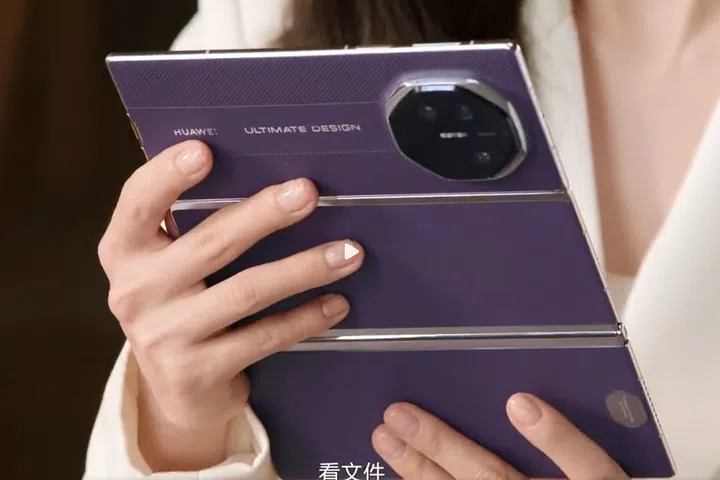 Huawei Mate XTs in Purple.