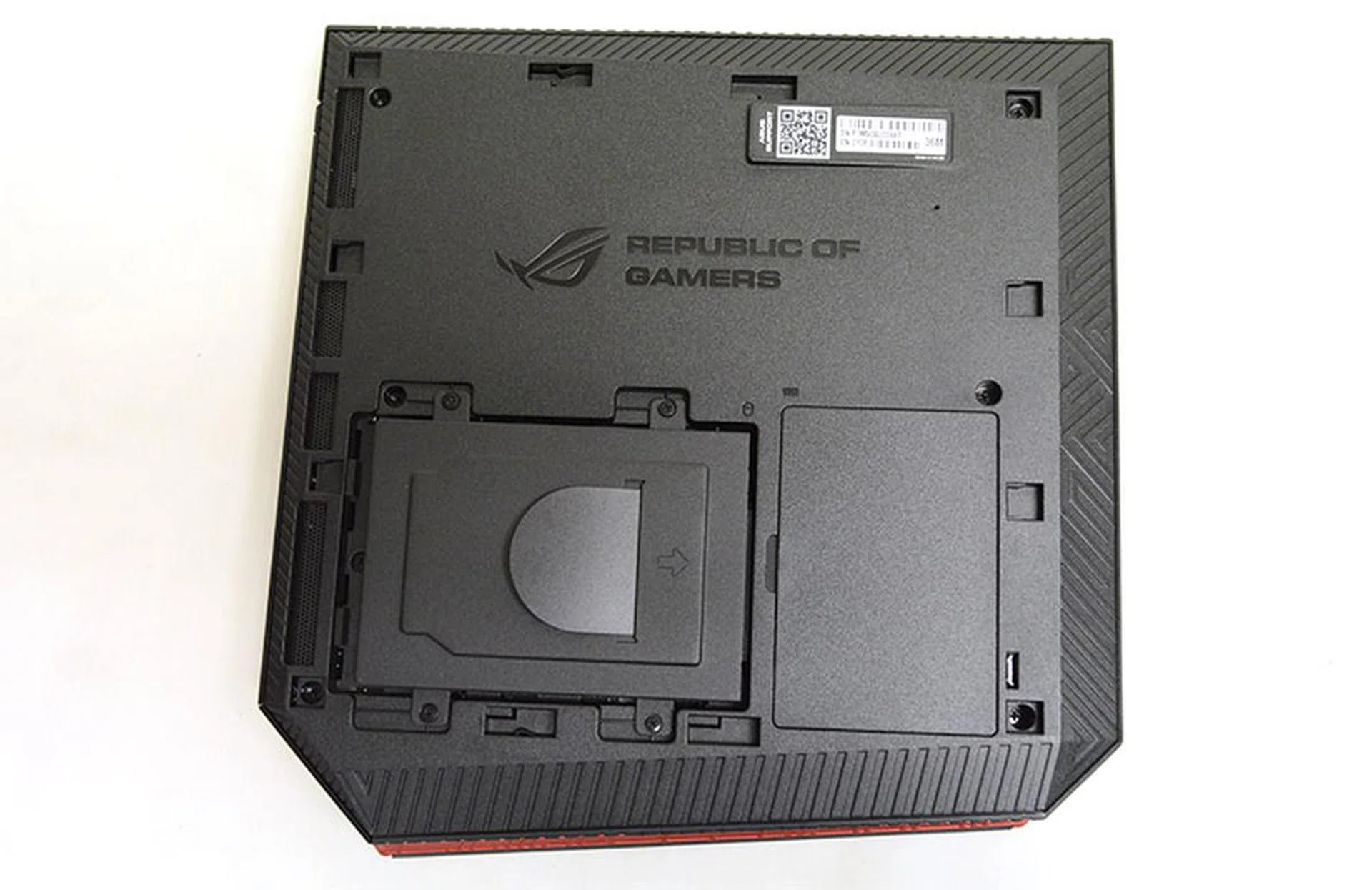 The right side panel can be removed to reveal the upgradeable storage and memory bays.