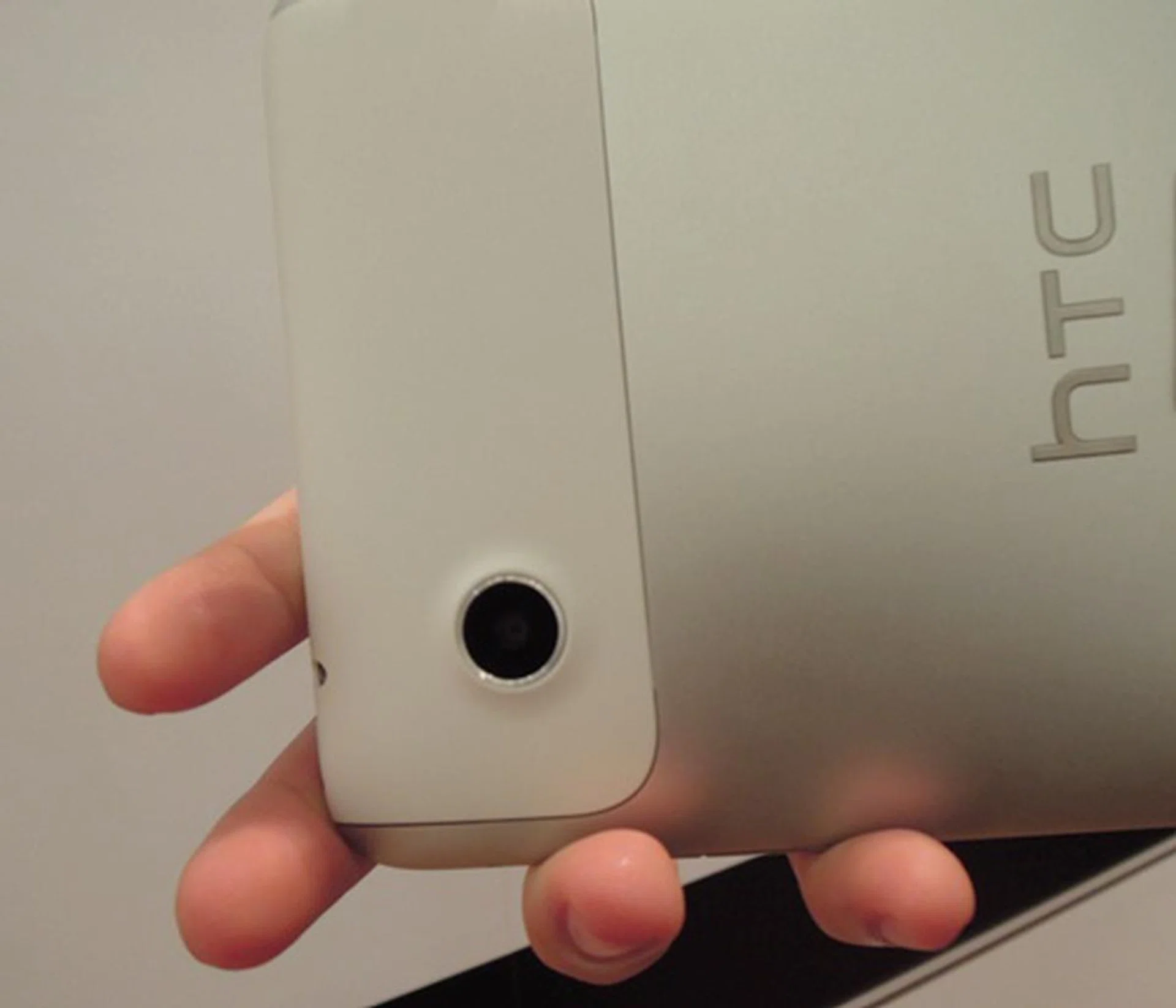 The HTC Flyer comes with a 5-megapixel rear camera with auto-focus capabilities, and a front-facing 1.3-megapixel camera for conferencing.