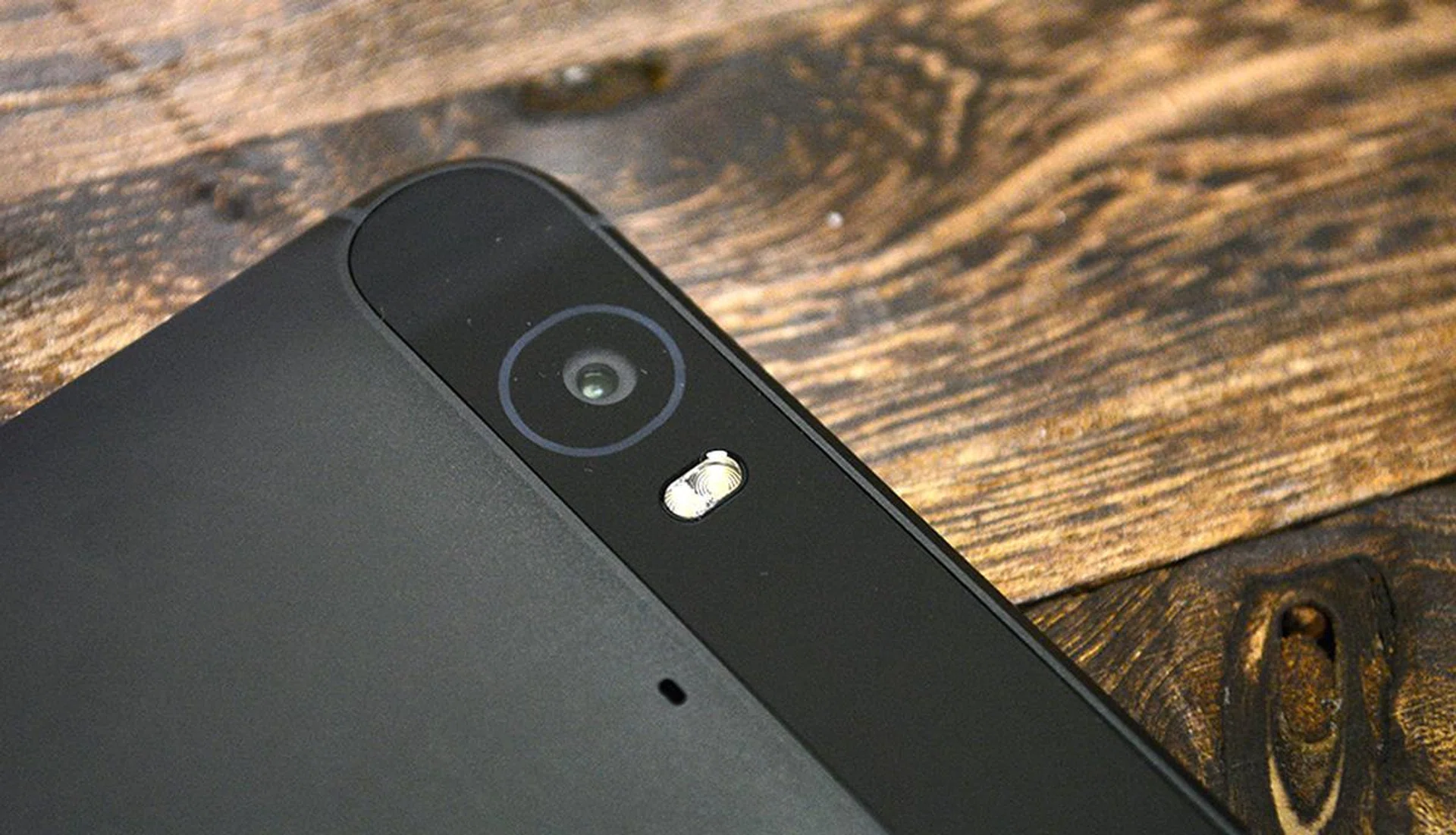 The 12.3MP rear camera features laser autofocus and a two-tone LED flash.