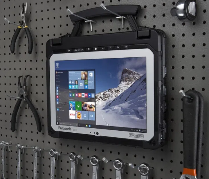 So light, you can even hang it by its handle. 