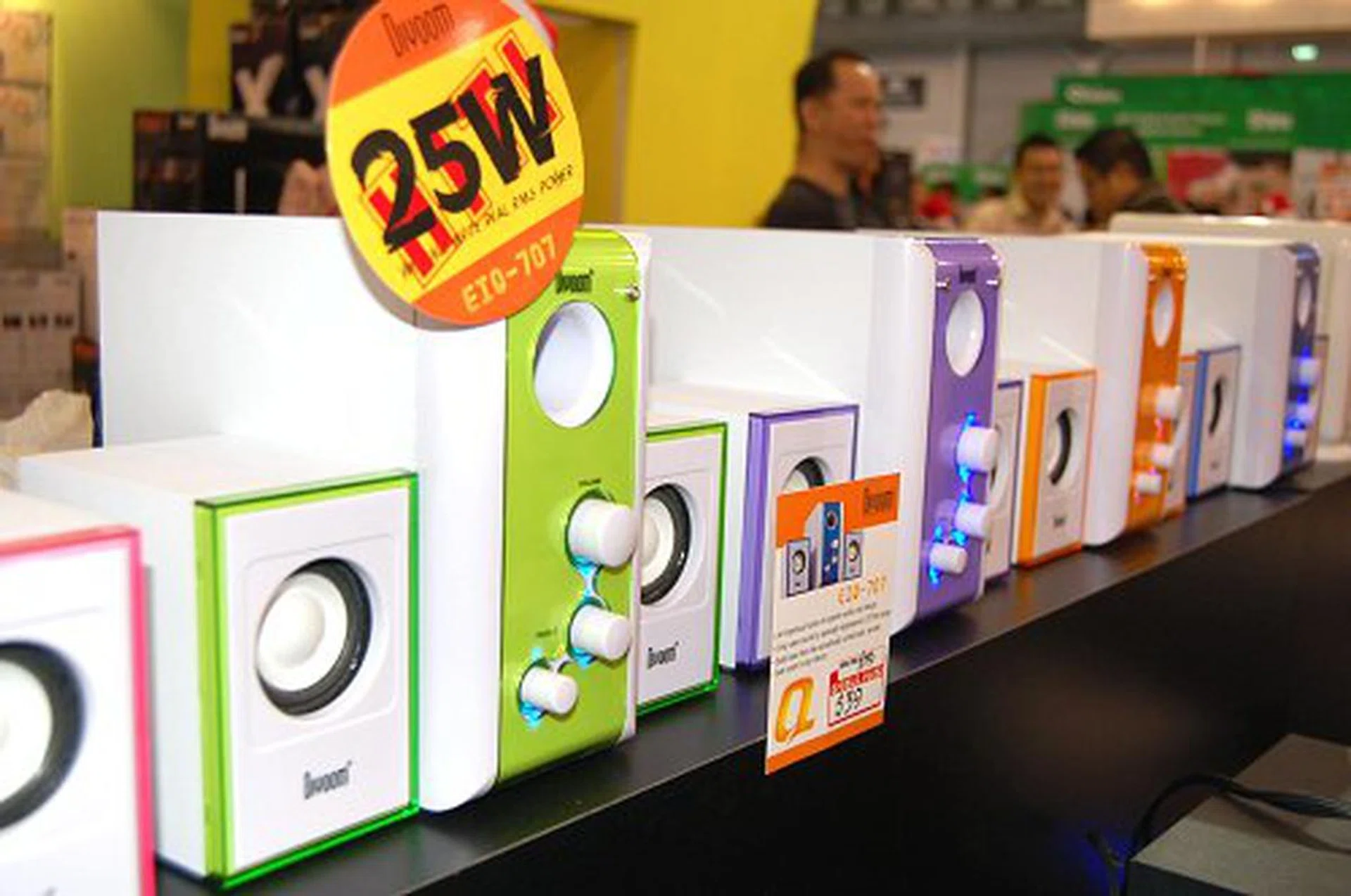 The Divoom EIQ 707 sports a stylish and simplistic design in a large variety of eye catching colors. These 2.1 speakers sport a 25W RMS total power and go for only S$39.