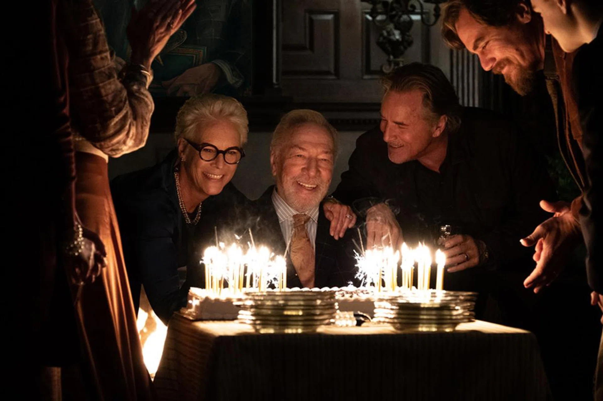 The Thrombeys come together to celebrate Harlan's birthday. The very next day, he's found dead - with suicide the most likely cause of death. 