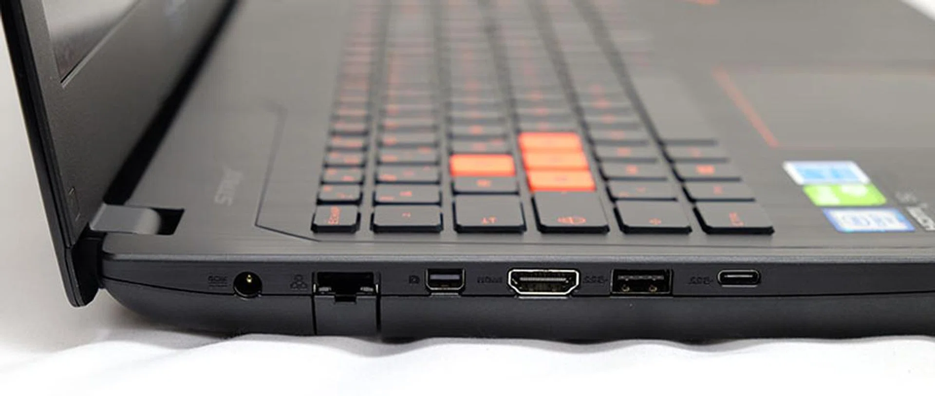 ASUS ROG Strix GL502 ports