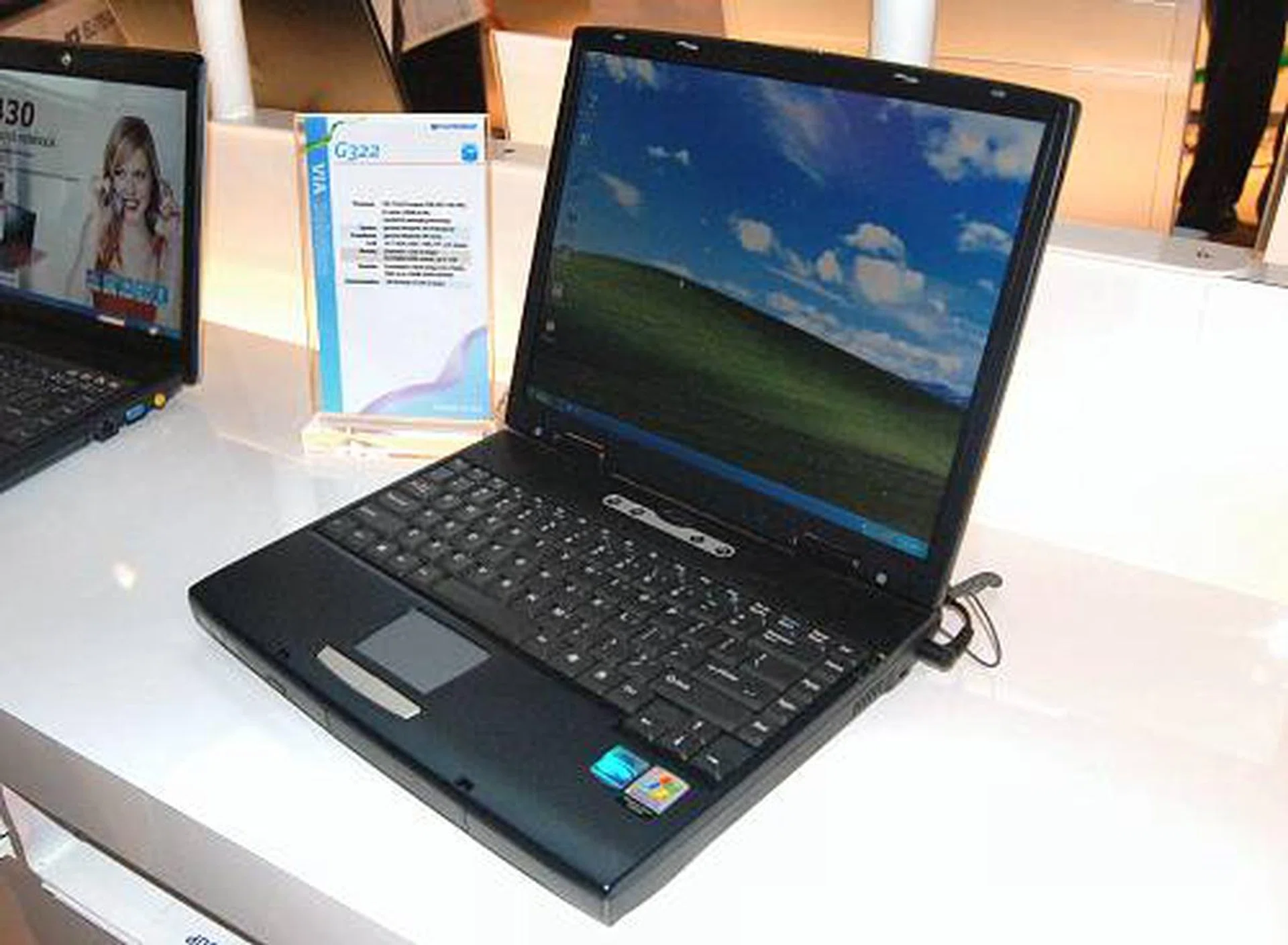 The G322 on the other hand is a mainstream low-power notebook using a VIA C7-M processor on a VN800 IGP chipset. Its 14.1-inch XGA display is powered by VIA's UniChrome Pro IGP.