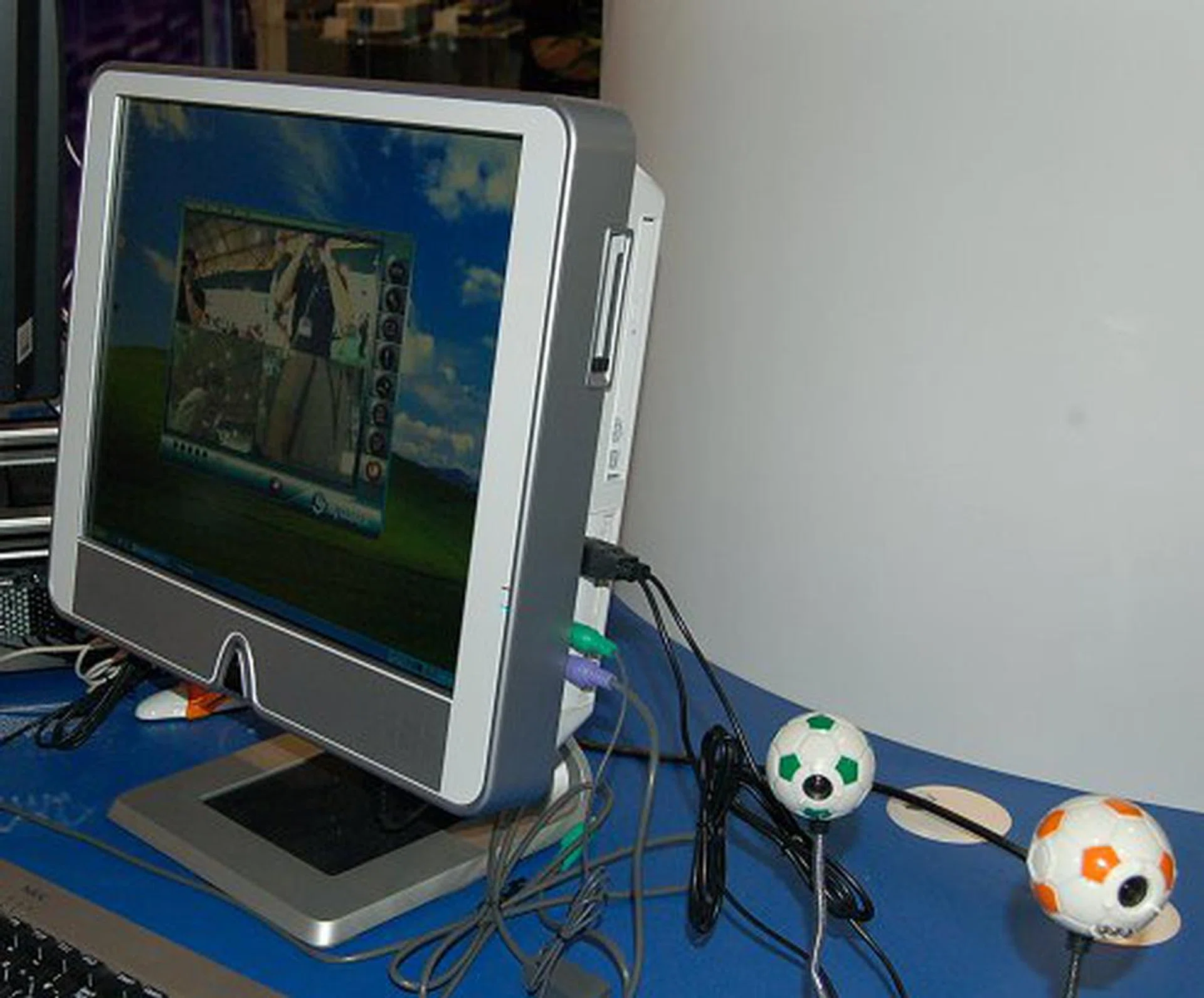 An all-in-one LCD PC, the MSI Crystal 945 comes assembled with a 17-inch TFT, high-definition stereo speakers, and supports either Intel Pentium 4, Pentium D or Celeron D processor.