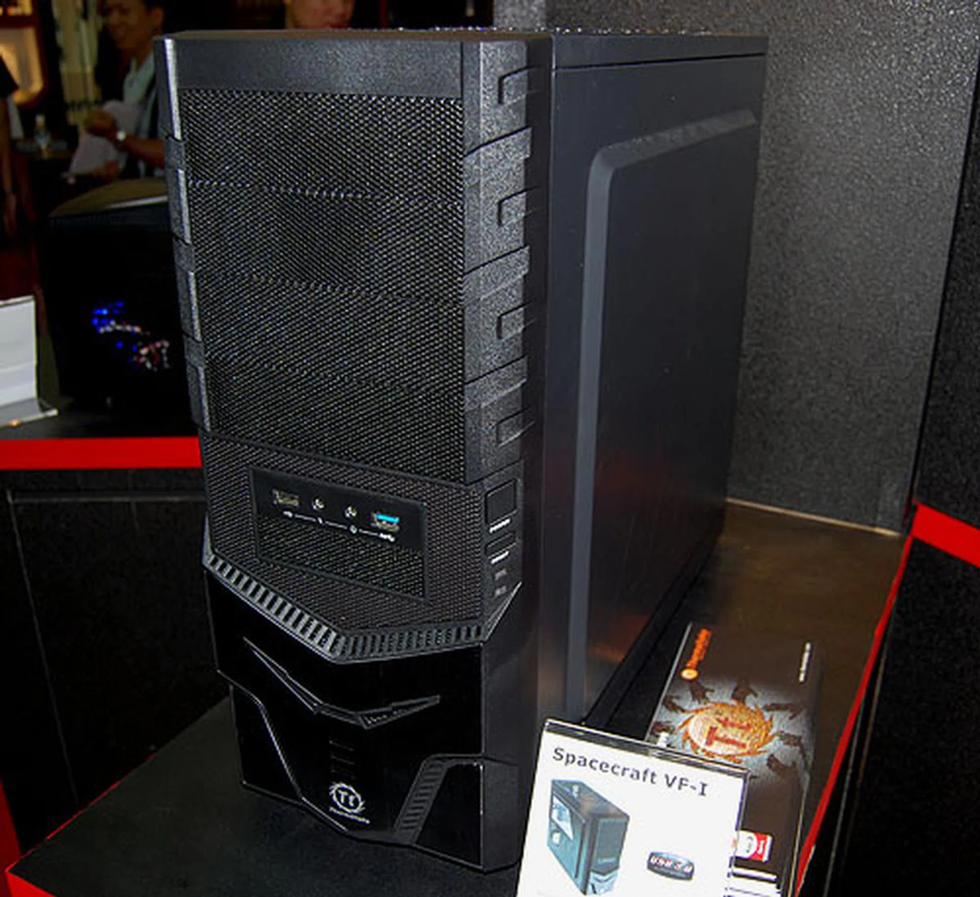 This Spacecraft VF-I has an aluminum bezel to create that unique look preferred by gamers. USB 3.0 connectors are built-in and one can install up to seven fans inside. It supports most AMD and NVIDIA graphics cards up to 12.5 inches. High-end liquid cooling solutions are also supported. 