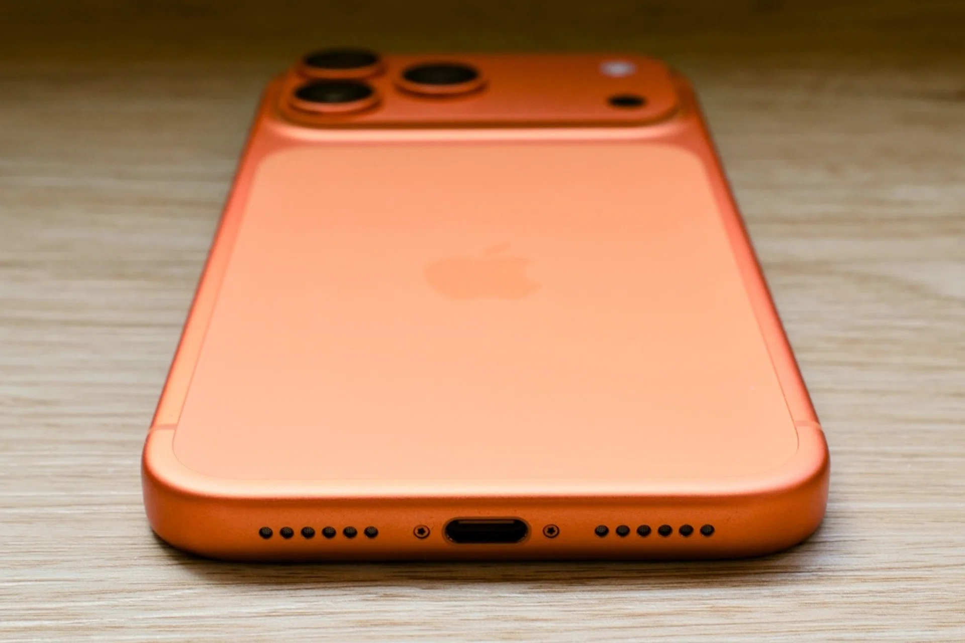 iPhone 17 Pro Max Cosmic Orange
