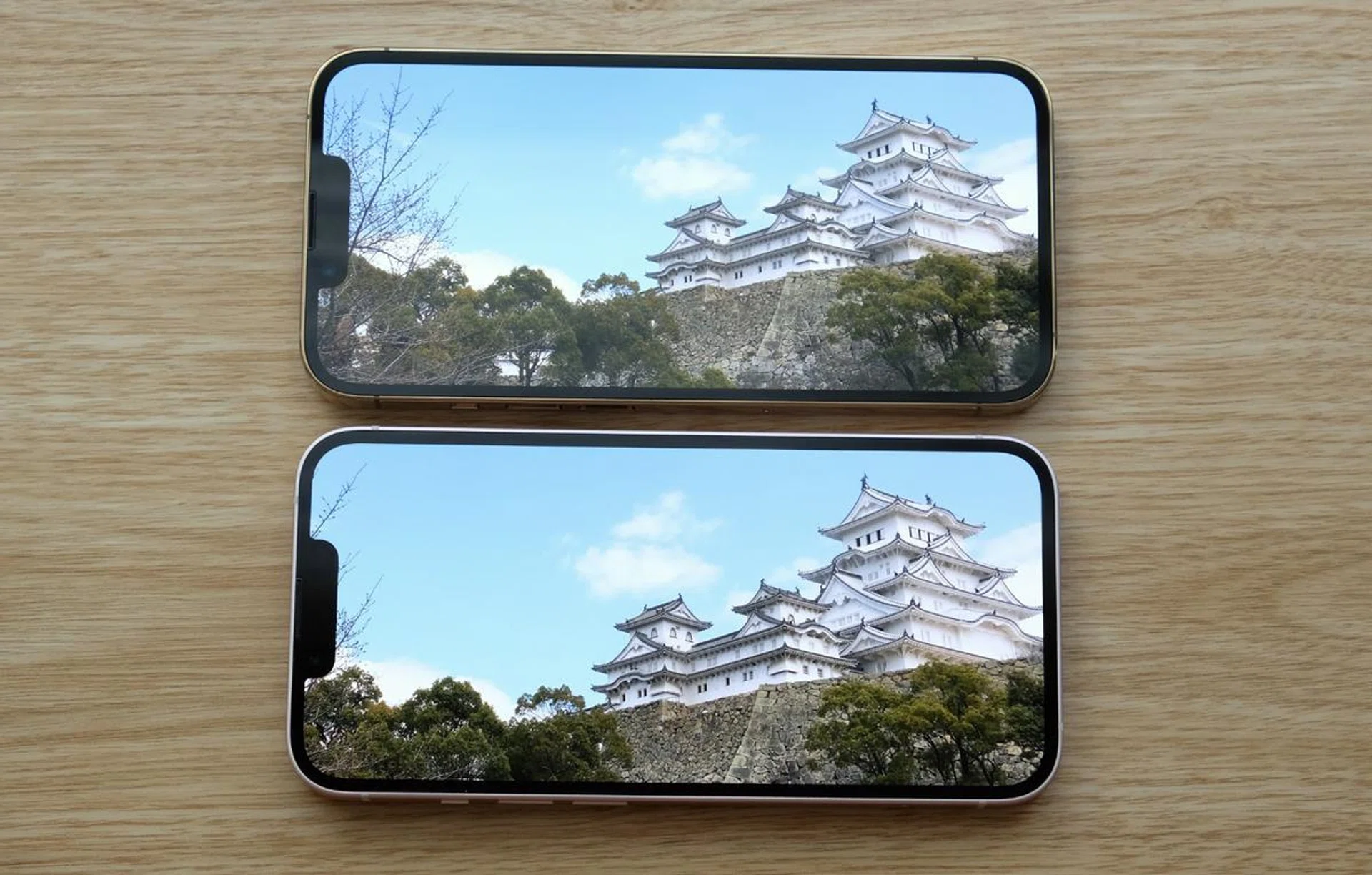 Like last year's models, the entire iPhone 13 lineup have fantastic OLED displays. iPhone 13 Pro above and iPhone 13 below.