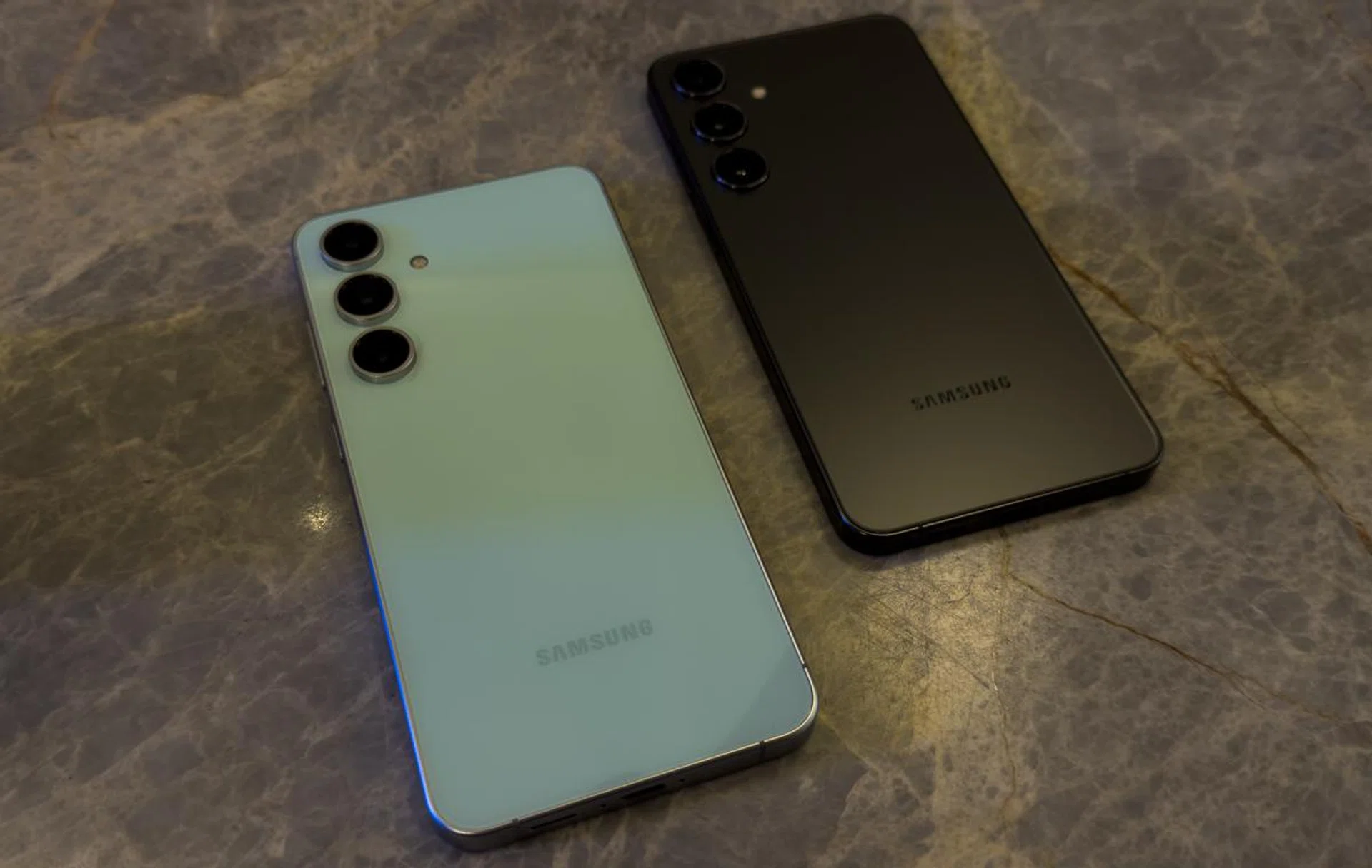 Left to right: Samsung Galaxy S24 FE, Samsung Galaxy S24+. Photo: HWZ.