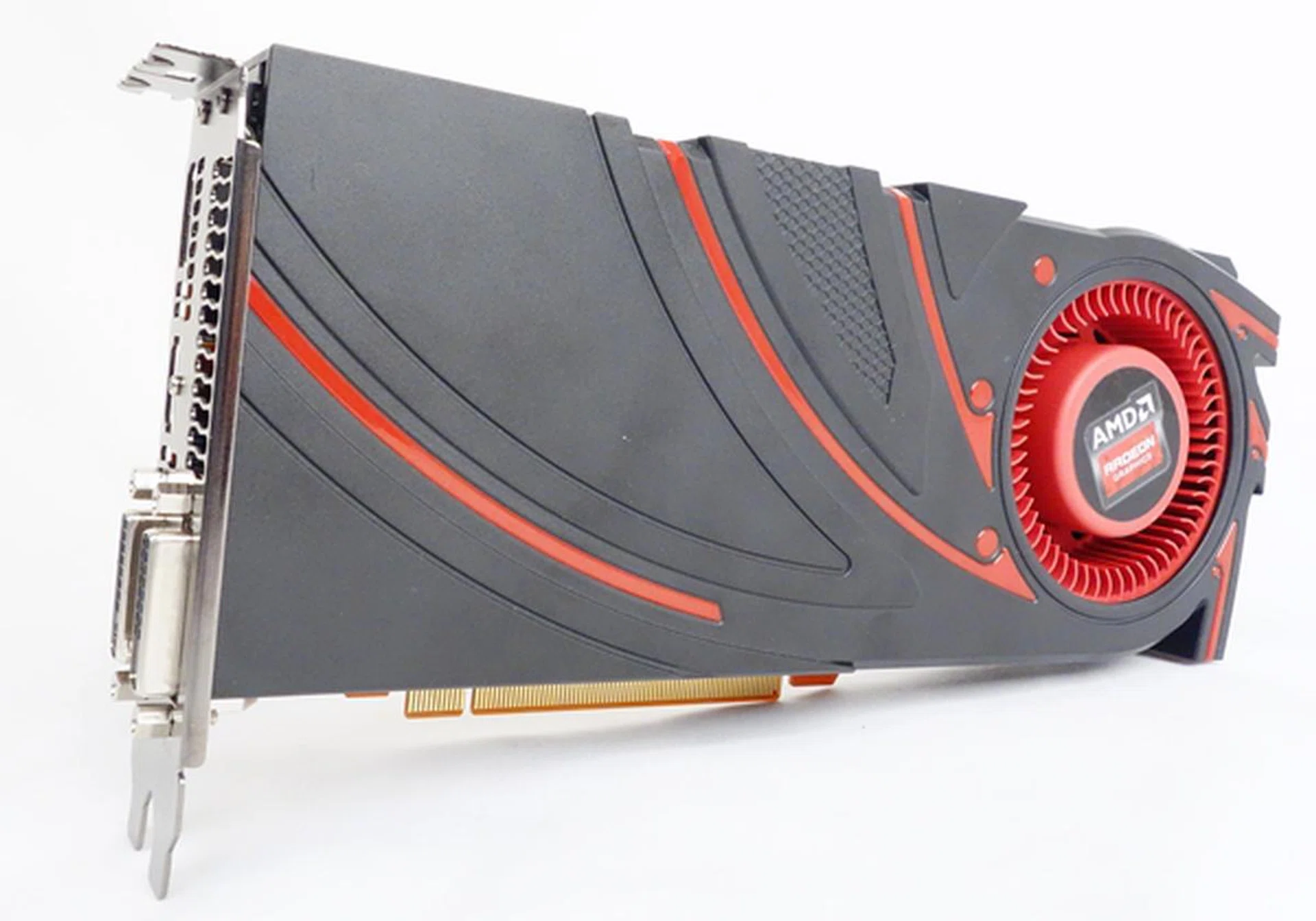 The AMD R9 270X card features a Pitcairn XT core that has been overclocked to 1050MHz.