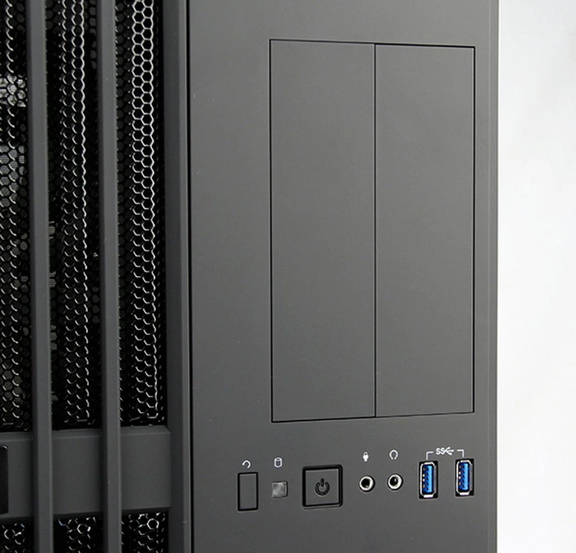 The Carbide 540 offers two front-facing USB 3.0 ports, which is decent, but more is always welcomed.