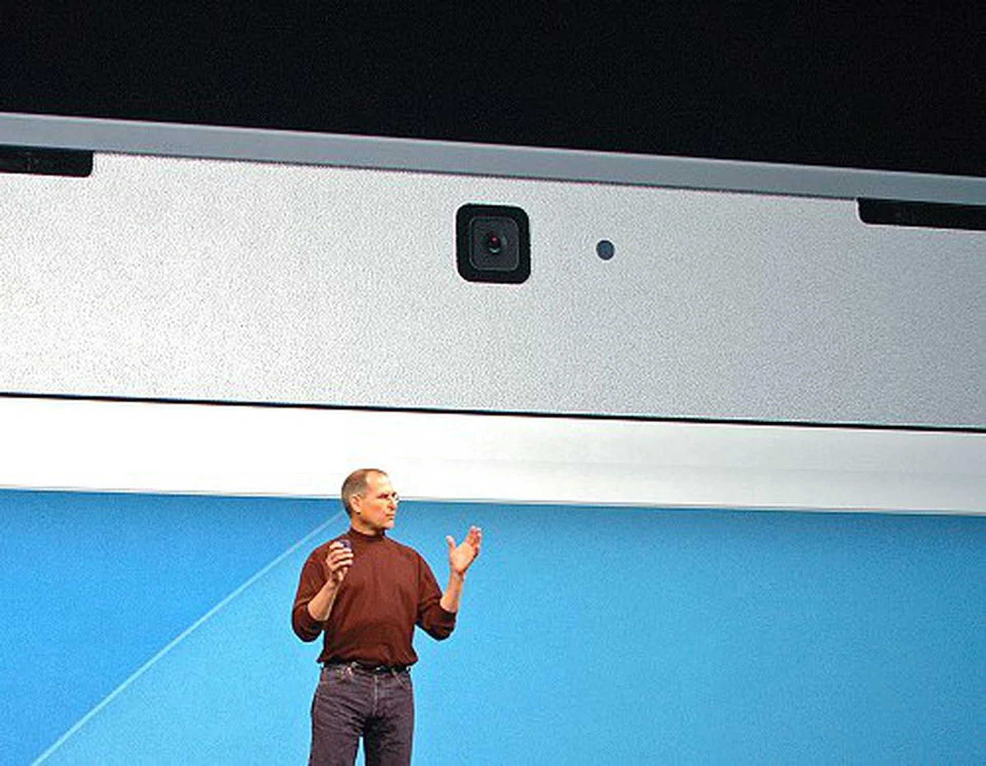 An integrated iSight video camera makes videoconferencing possible even on the move, anywhere, anytime.