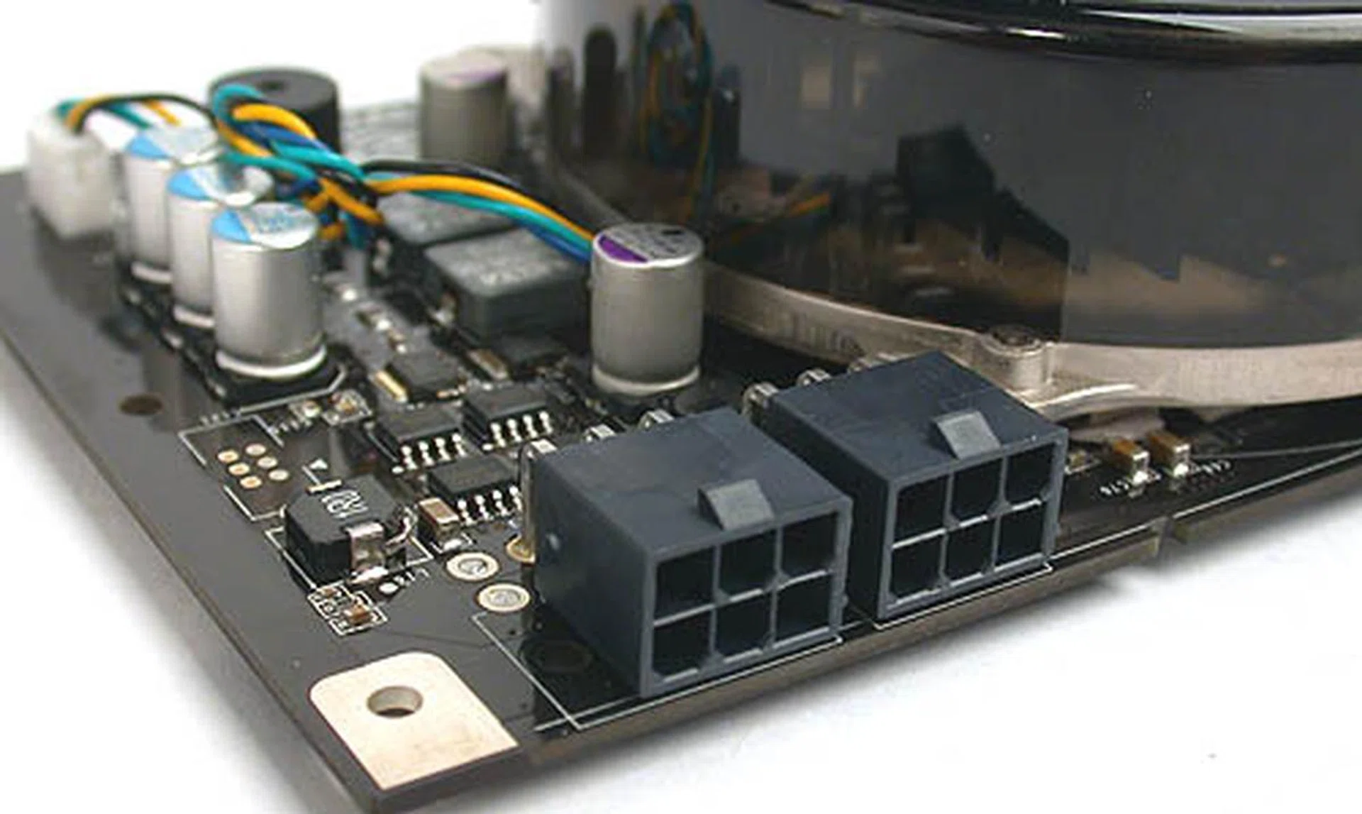 Watch out, the GeForce 8800 GTX requires a two PCIe power connectors and that's mandatory. If you don't, there's a buzzer on board it sound you out. With the card's already extended length, it's a good thing that both connectors are angled upwards. A minimum of a 450W power supply unit is recommended for this GTX version.