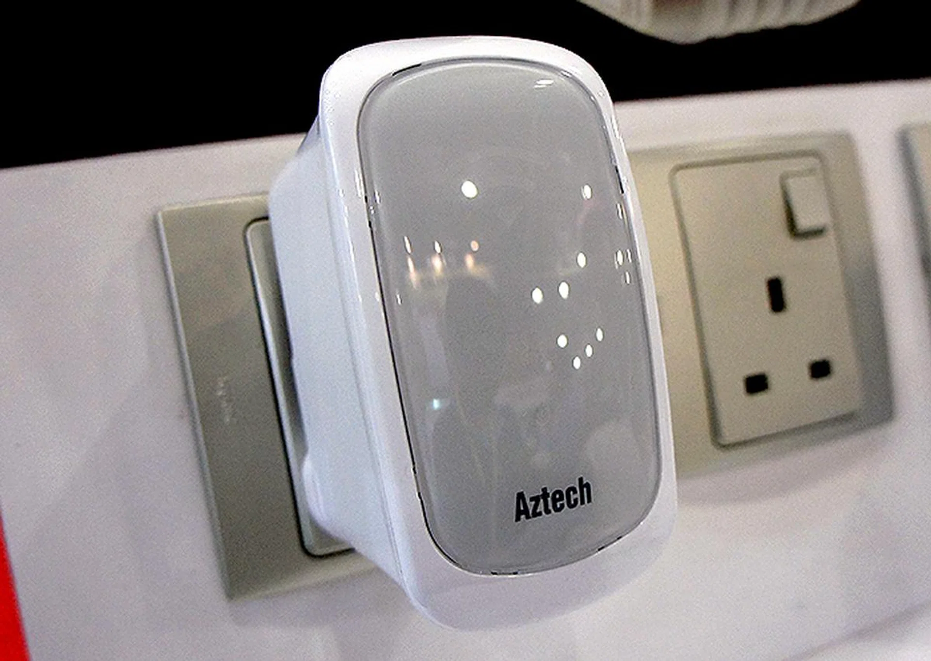 If you find your home Wi-Fi coverage patchy, beef it up with Aztech's newly launched WL580E dual-band Wireless-N repeater. Going for $75 (U.P.: $89).