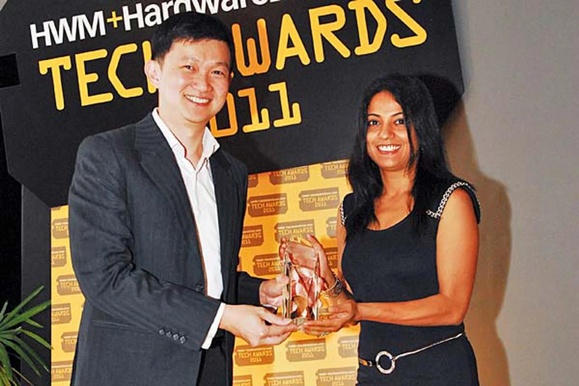Apple won a total of five awards, including Reader's Choice for Best Desktop PC Brand and Best Notebook Brand. Here's Ms. Malini Mitra, PR Manager for Apple South Asia, receiving the award from Dr. Jimmy Tang.