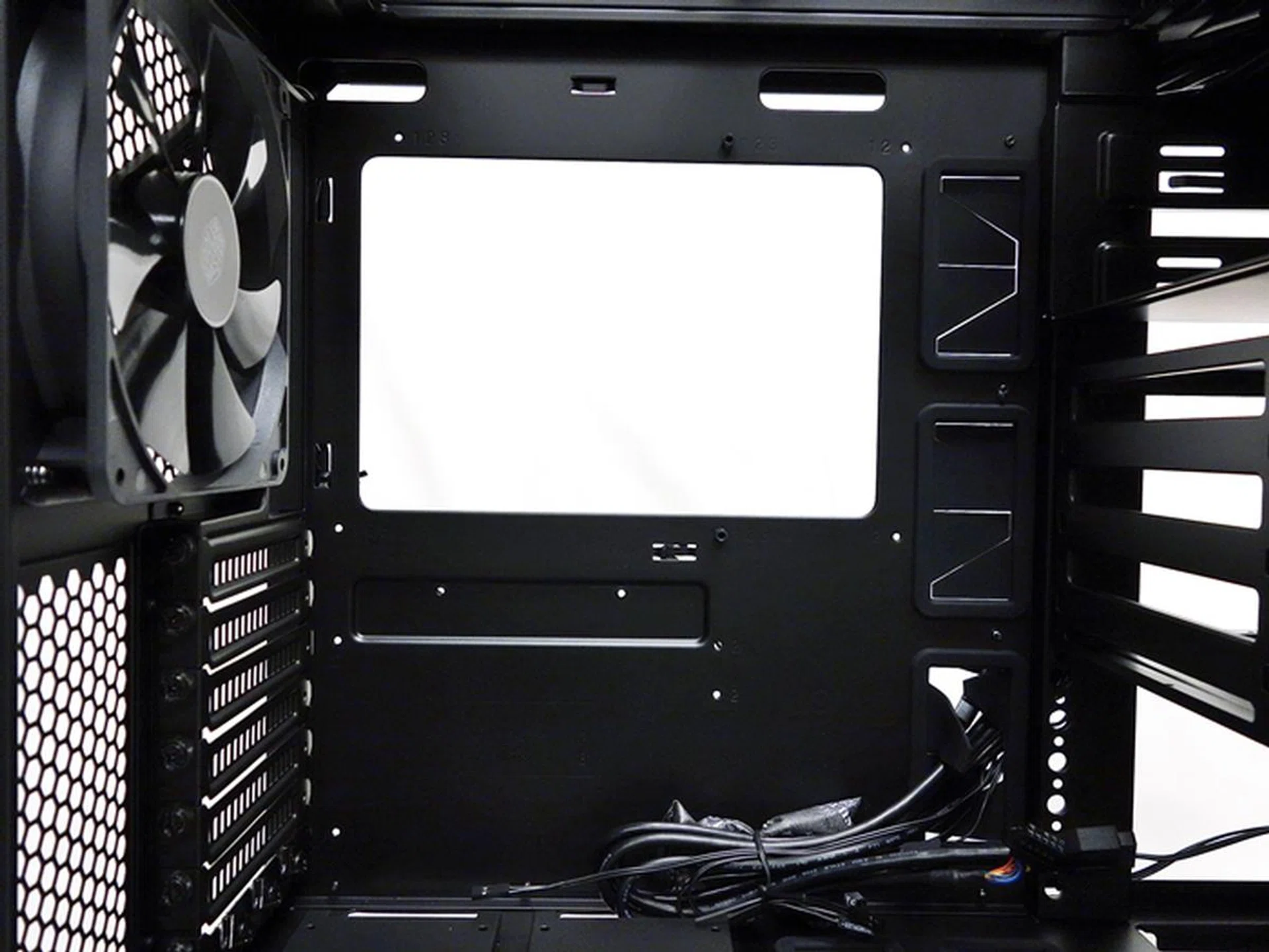 Its interior layout is very familiar, and it look s just like the MasterCase 5.