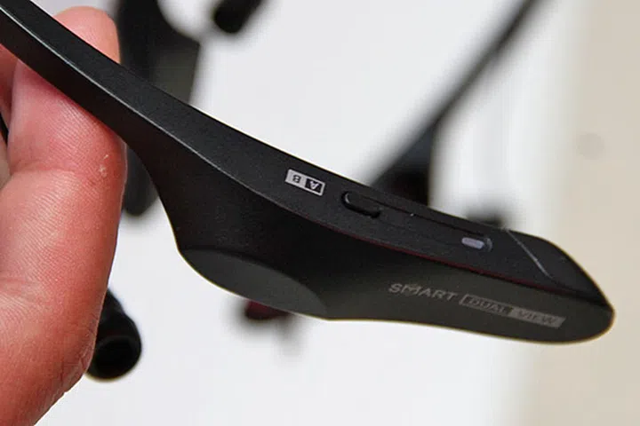 Want to know what your partner beside you is watching? Just press a button on the active shutter glasses.