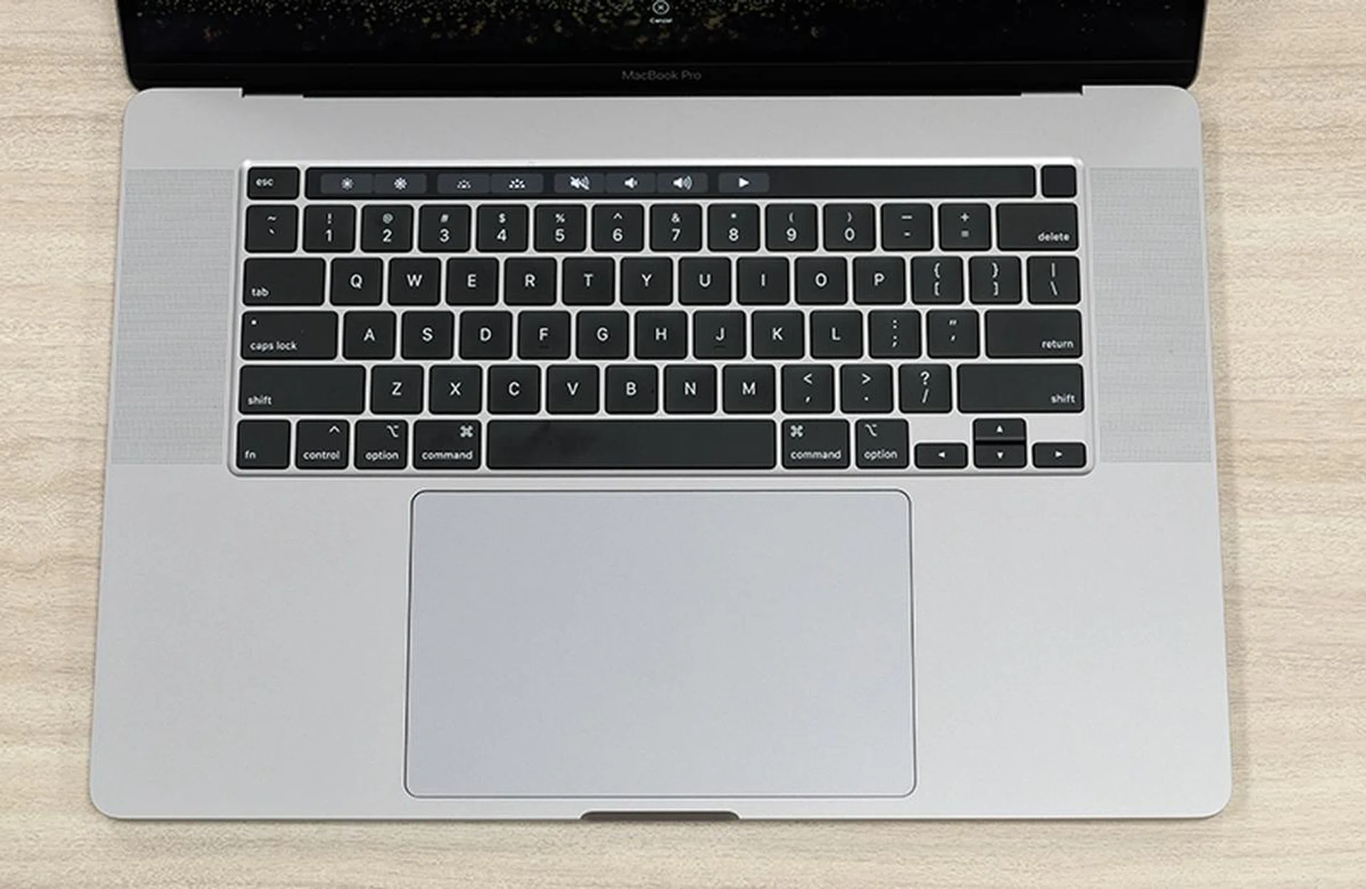 As expected, Apple has gone back to a more traditional scissor-switch for its MacBook keyboard.