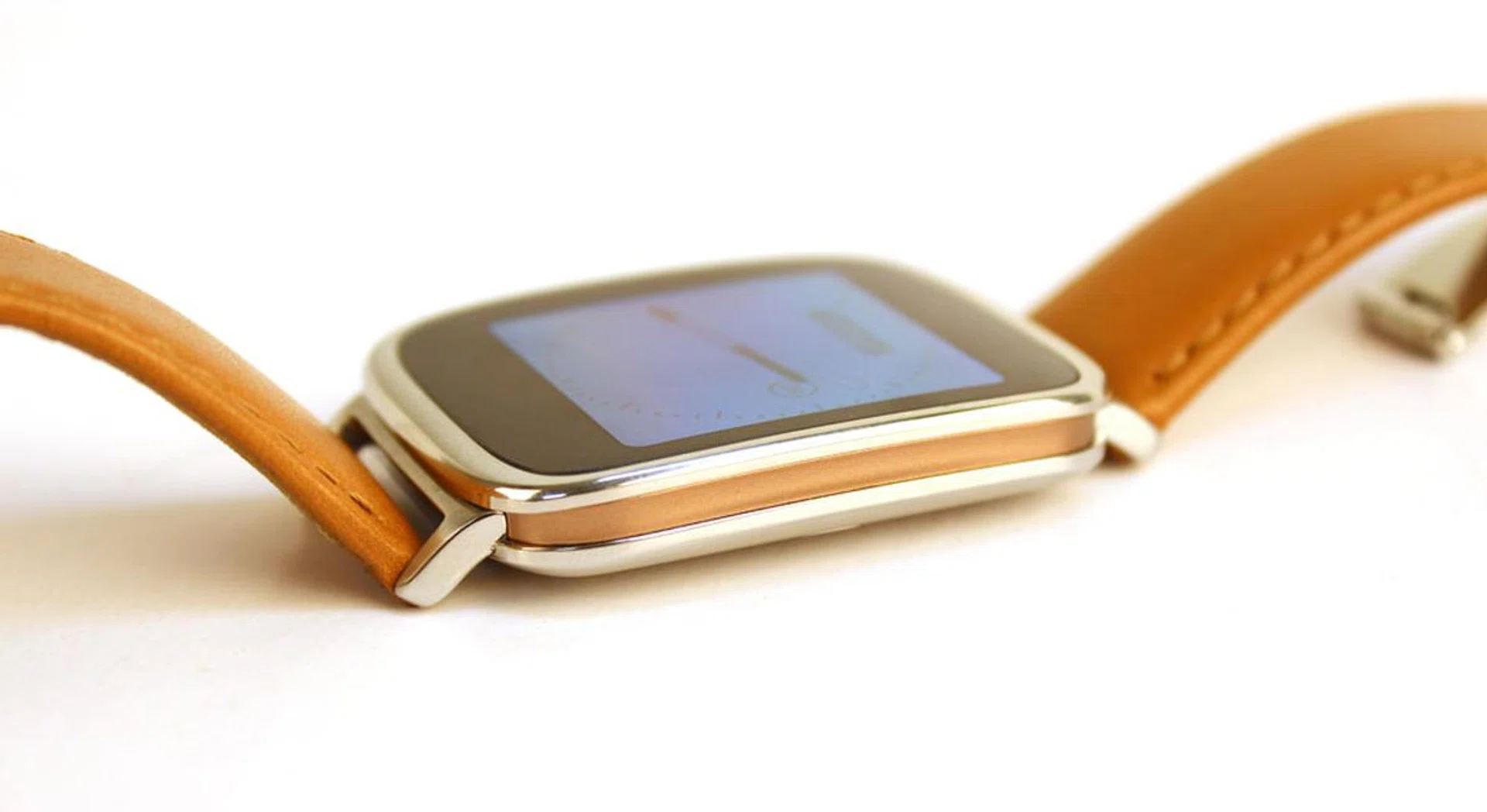 The ZenWatch uses a sandwich construction with a rose gold middle surrounded by two layers of stainless steel.