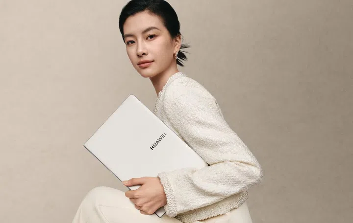 The MateBook Fold weighs just 1.16kg. That's lighter than many contemporary ultraportable laptops. Photo: HWZ