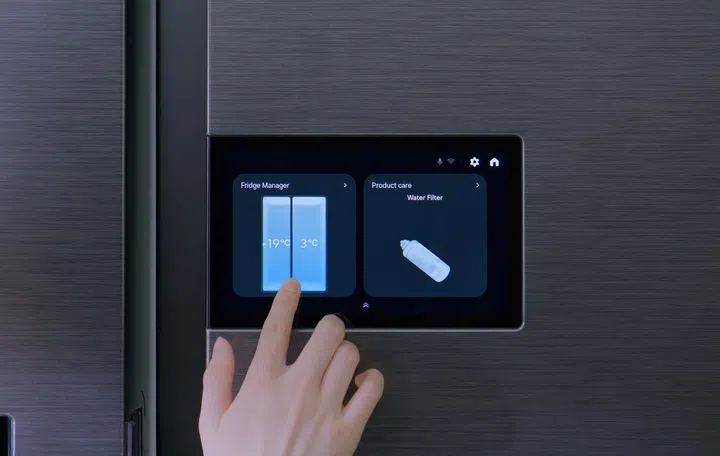 Bespoke AI refrigerator's 9-inch control hub and display. Image: Samsung.