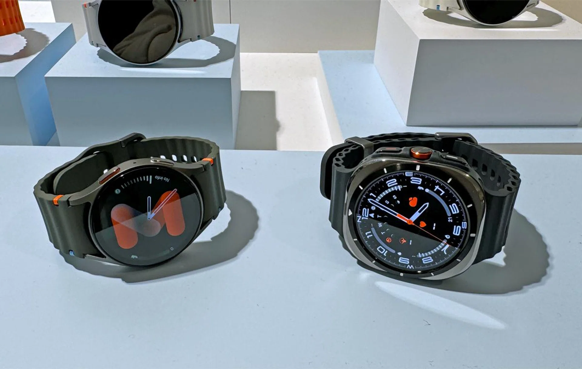 Looks can be deceiving. The Galaxy Watch Ultra and Watch7 have exactly the same display size and resolution. The Galaxy Watch Ultra has a higher peak brightness of 3,000 nits vs. 2,000 nits. Photo: HWZ