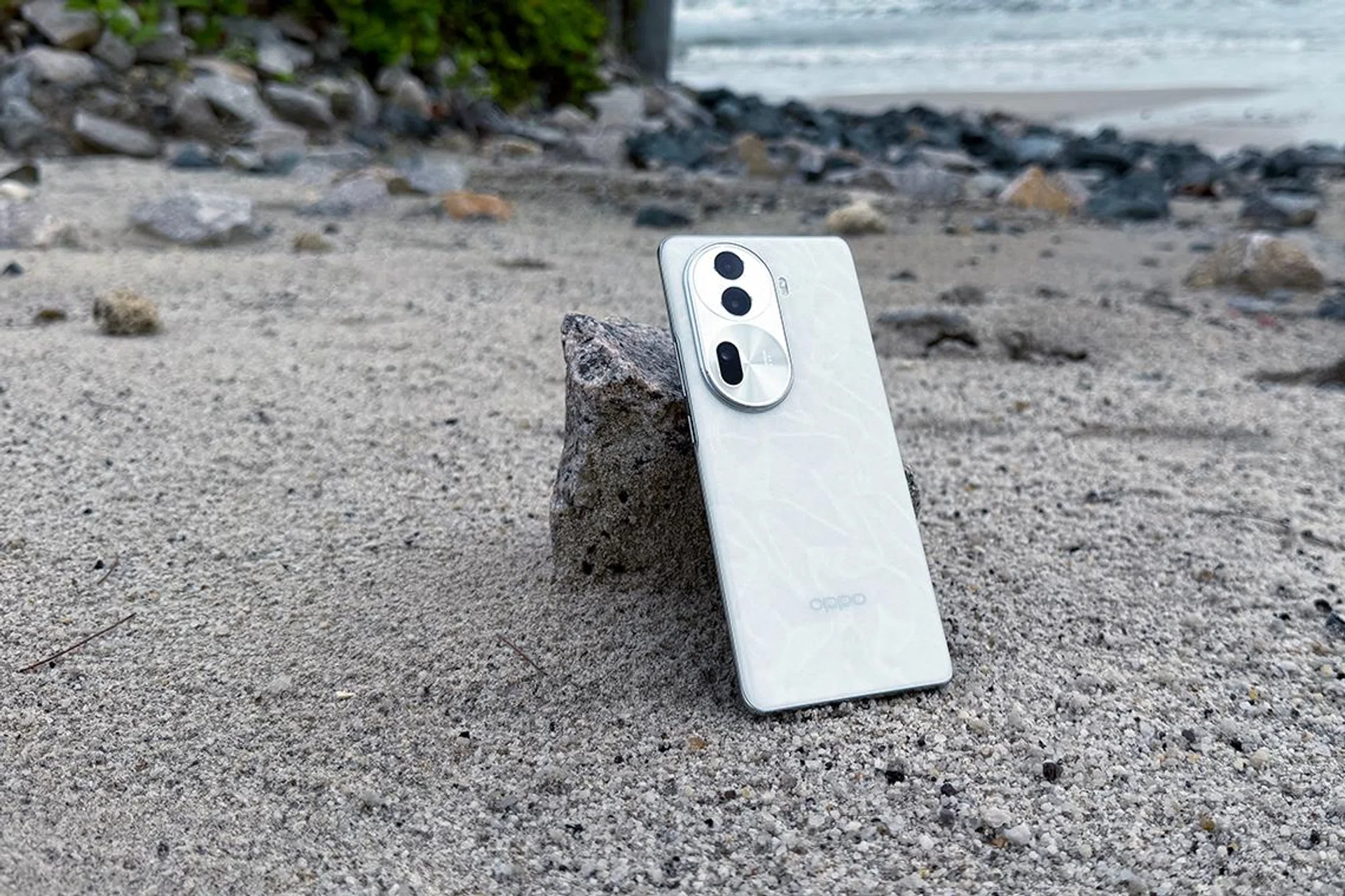 OPPO Reno11 Pro valiantly trying not to get sand inside along Desaru's beaches.