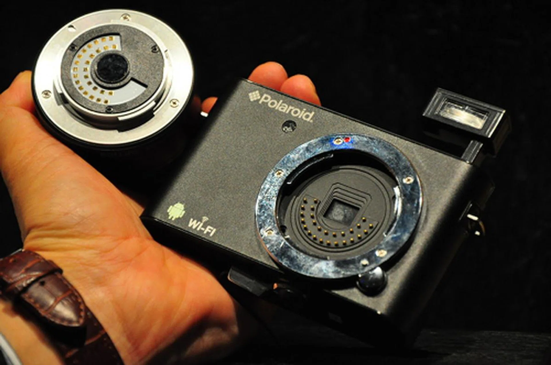 The upside of having the sensor in the lens unit is probably less dust but it does make it more privy to knocks and hence, damage. As you can see, the iM1836 is clearly WiFi-only, but in the case where there's no wireless connection, there's built-in Bluetooth connectivity for tethering.