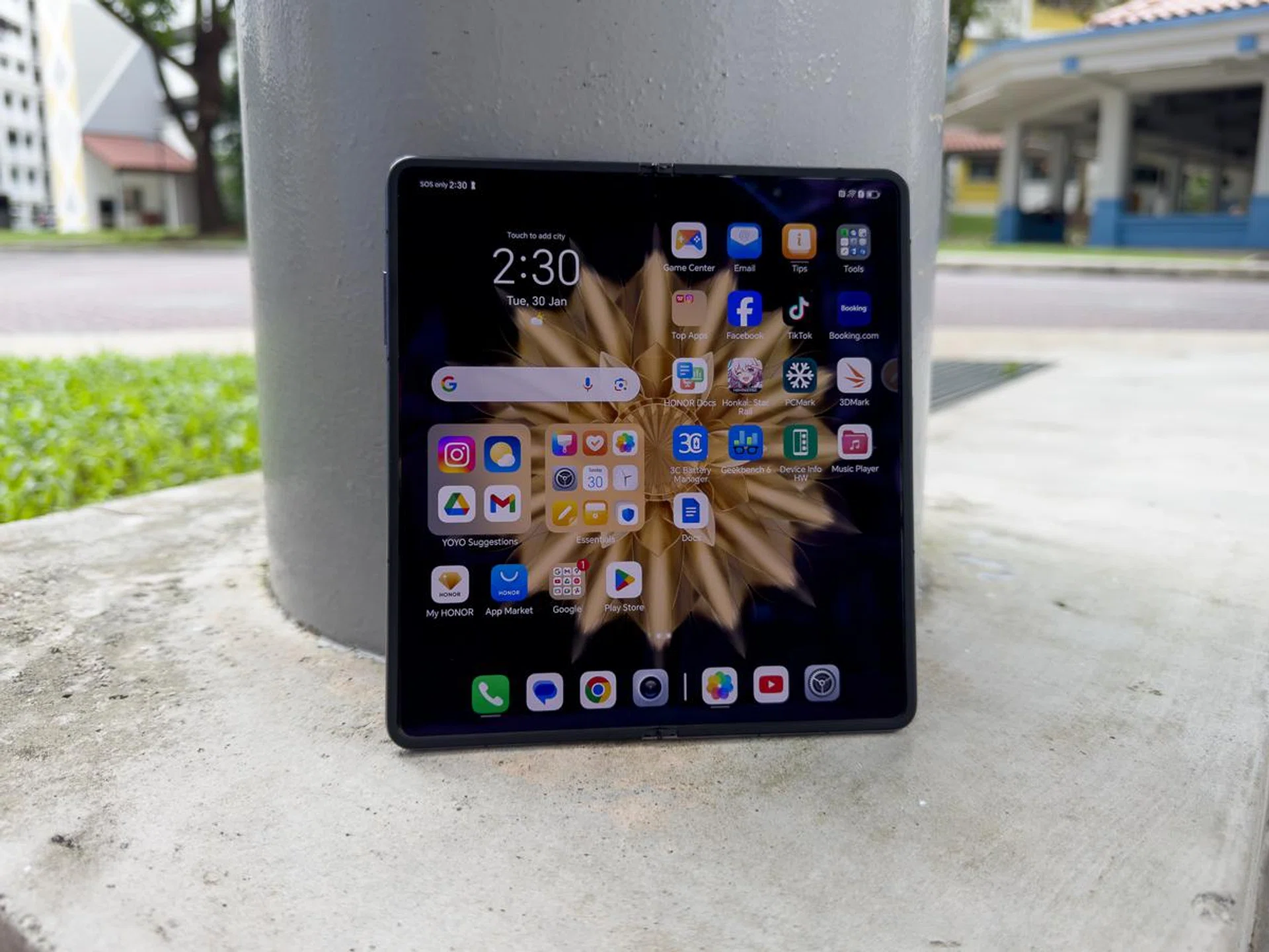 The internal screen is large and nice to use.