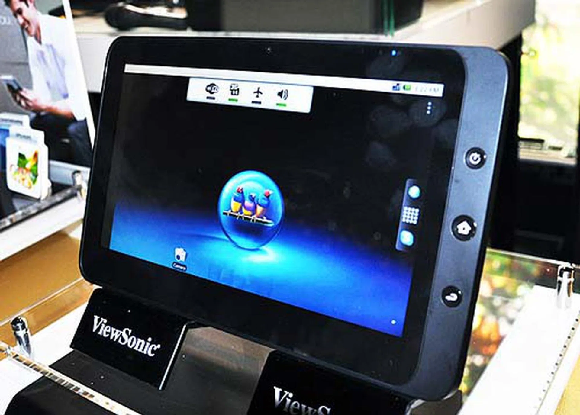 Yes if it looks oddly familiar, that's because it is (see our write-up above). The ViewPad 10 uses an Intel Atom N455 processor, 1GB RAM, 16GB of flash storage and built-in 3G. It also dual boots to either Android 1.6 or Windows 7 Home Premium operating systems.