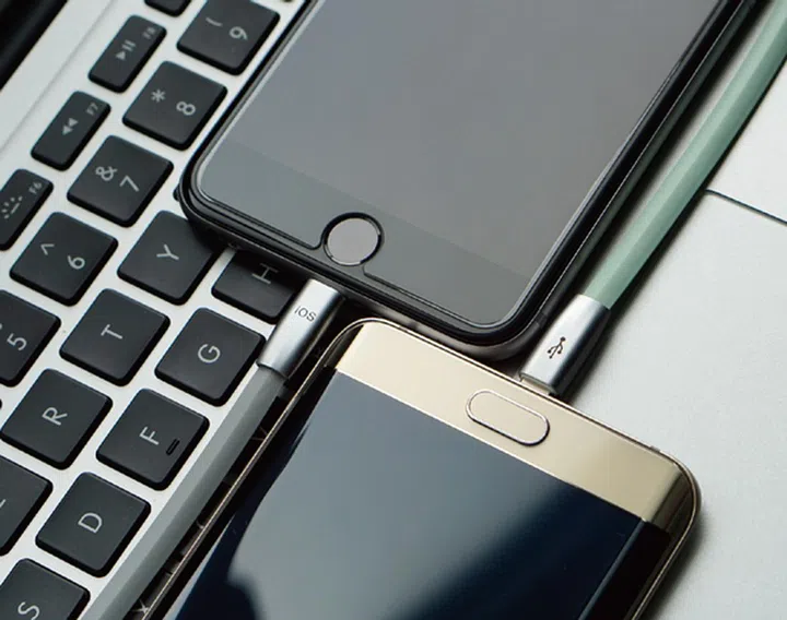 The proprietary Hybrid Gemini connector allows the same plug to be inserted into both Lightning and micro-USB ports.