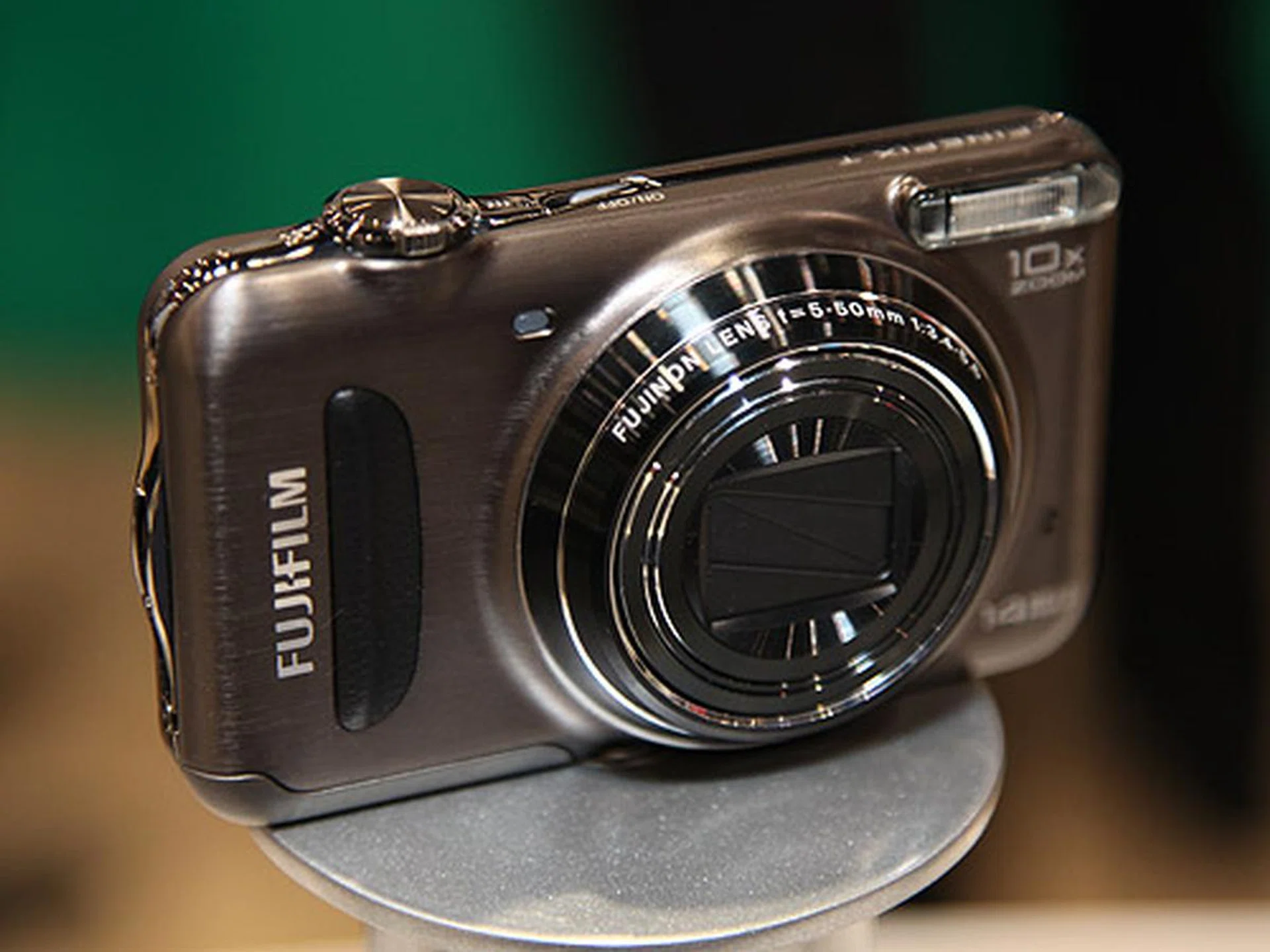 The very compact and slim FinePix T200 comes with a 10x optical zoom lens, 14 Megapixel sensor and capable of recording movies at 720p. A higher-end model with similar features, the FinePix T300, offers a larger 3-inch screen as compared to a 2.7-inch screen on the T200.