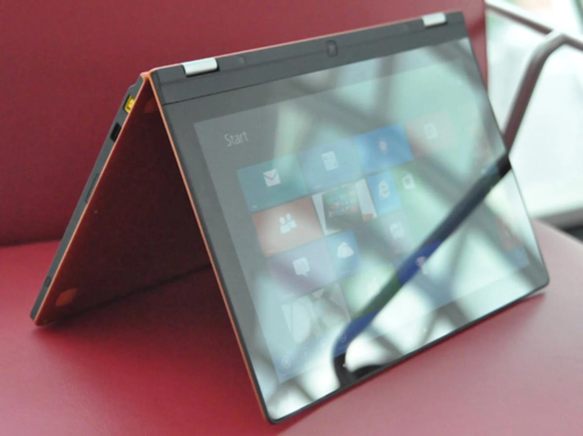 The HD (1600 x 900 pixel resolution) IPS panel gives consumers very wide viewing angles, if it isn't obscured by the highly reflective Gorilla Glass first. 
