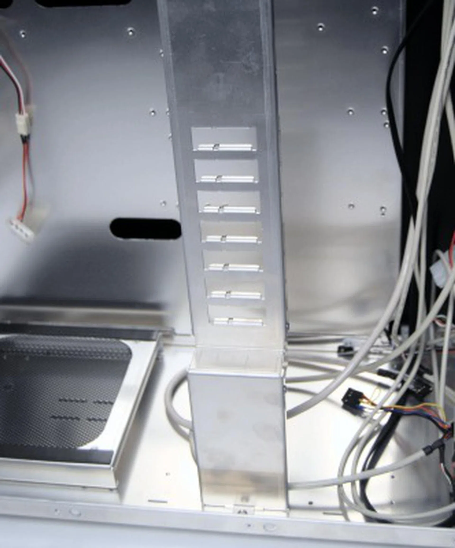 A close-up look of the expansion card support. The little grooves there allow for plastic supports to be inserted, which swing out allowing for the bigger cards to rest on. However in our trial, this was woefully inadequate and it wasn't as easy or straightforward as one would expect in this class of casings. For those who don't find any use, we would gladly recommend dismantling it.