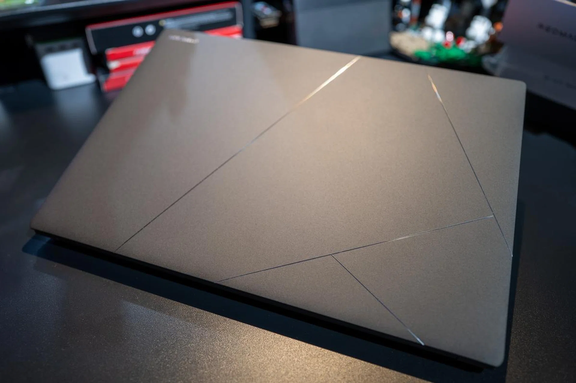 Photos don't do ASUS' new "ceraluminium" composite used on the laptop justice; you have to see and feel it for yourself. PHOTO: HWZ