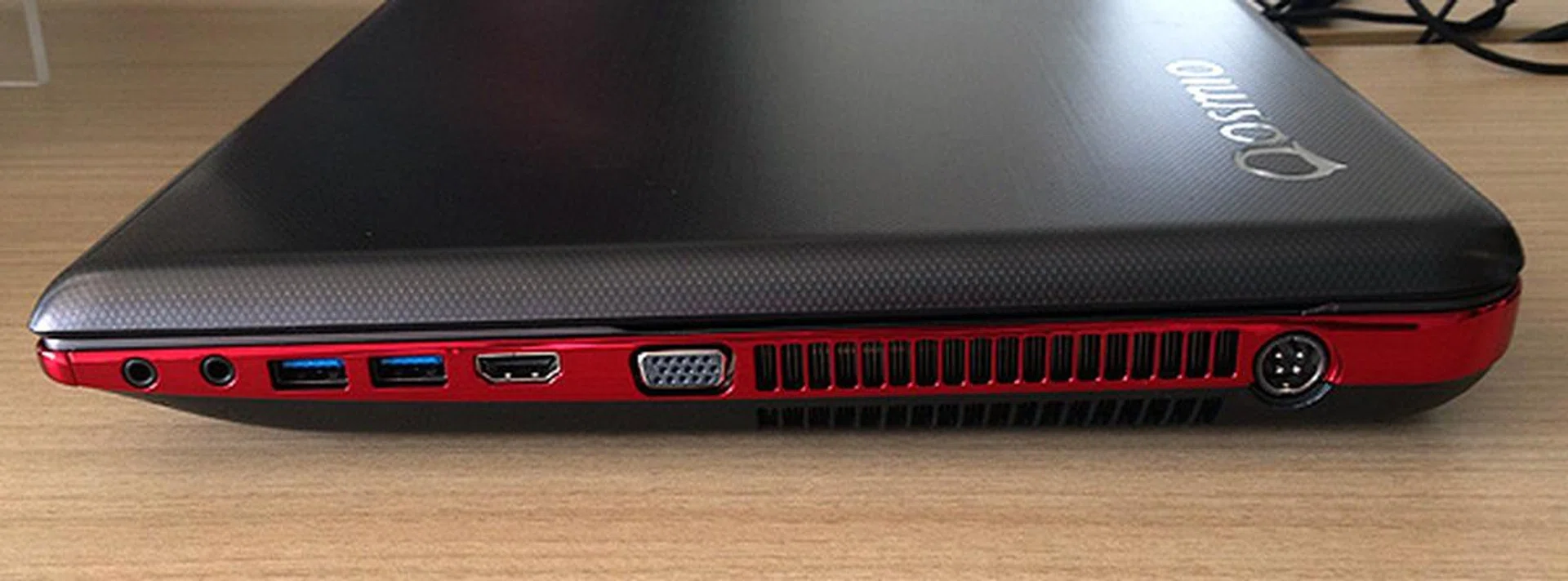 To the right of the Qosmio X70, there's the headphones and microphone jacks, two USB 3.0 ports, a HDMI port, a VGA port, a sizable exhaust vent and finally a DC-in jack for power.